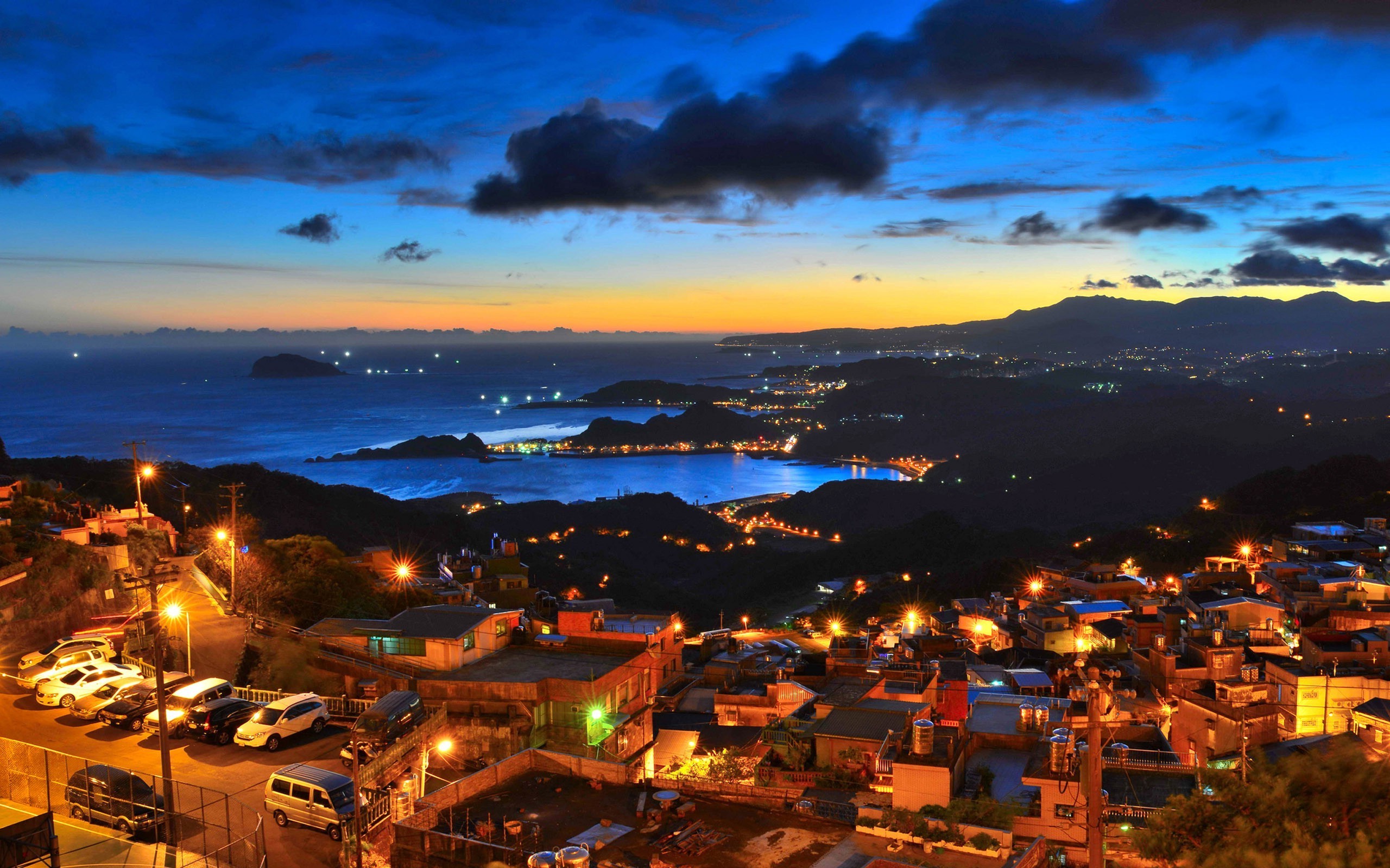 Бесплатное фото Город на берегу моря в вечернее время с закатным небом.