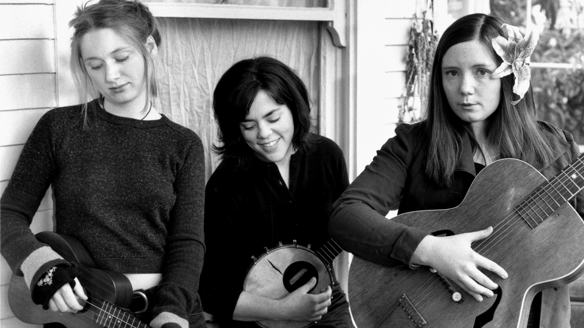 桌面上的壁纸女孩 吉他 微笑