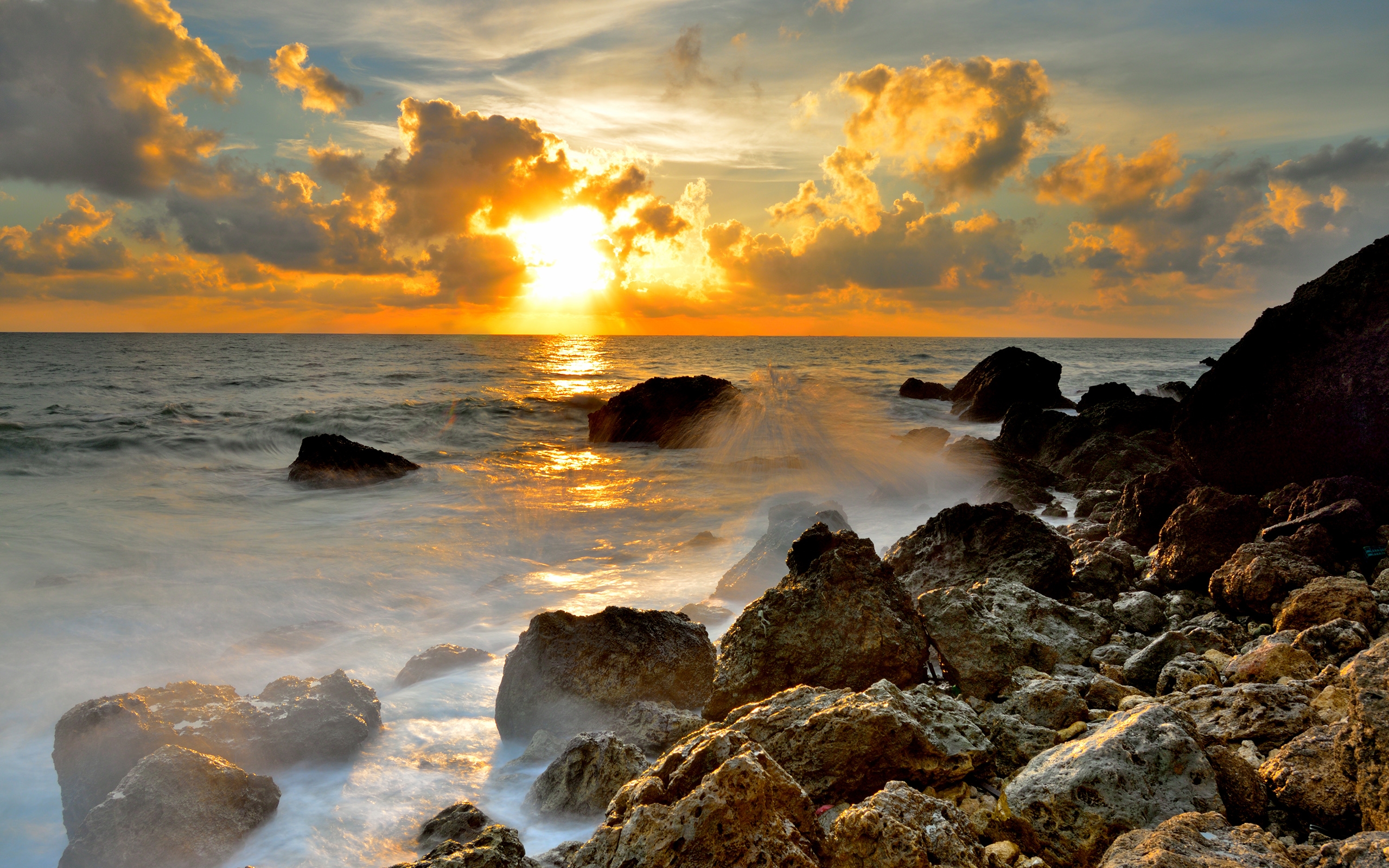 Free photo Watching the sunset on the rocky oceanfront