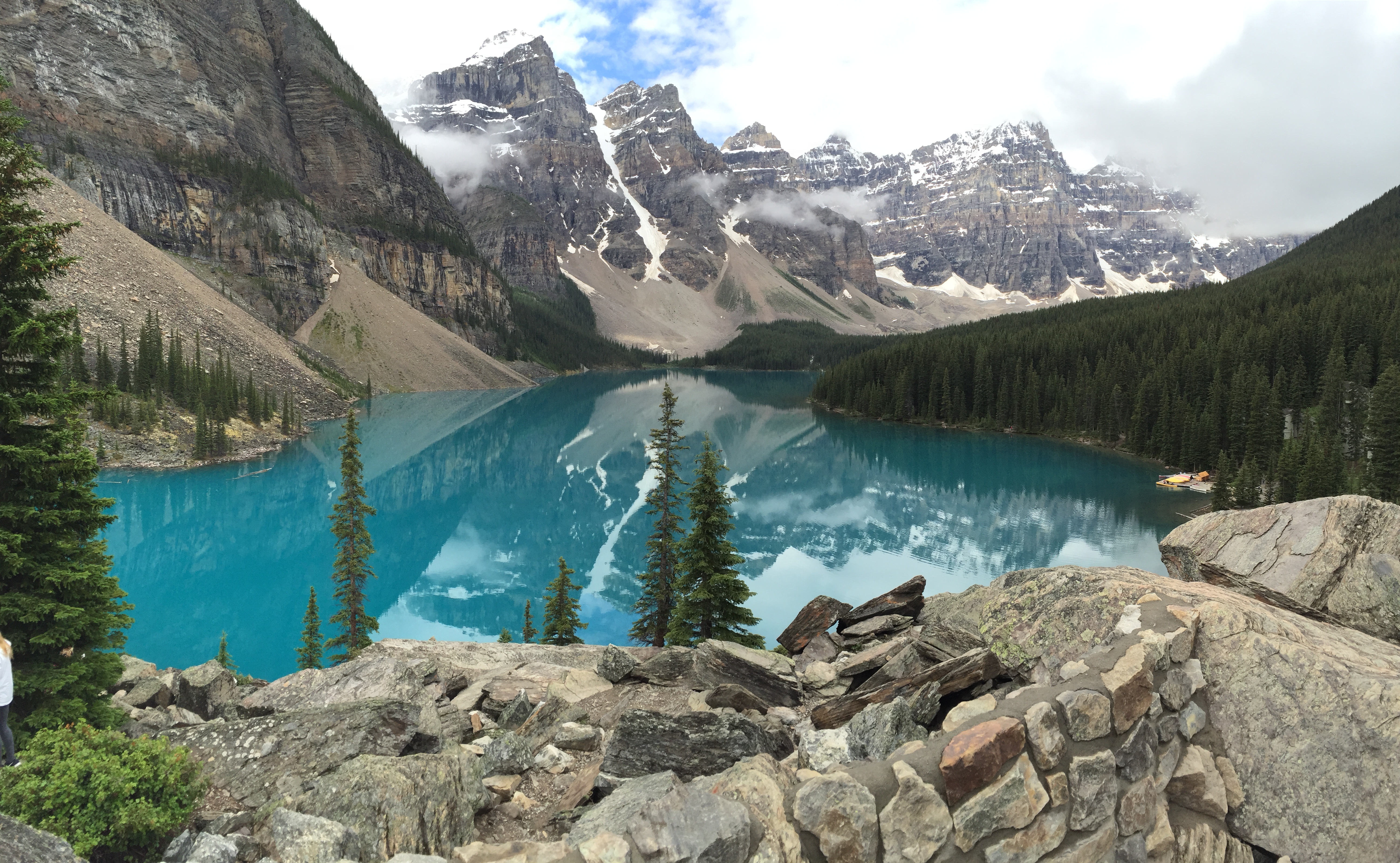 Free photo A blue lake among alpine mountains