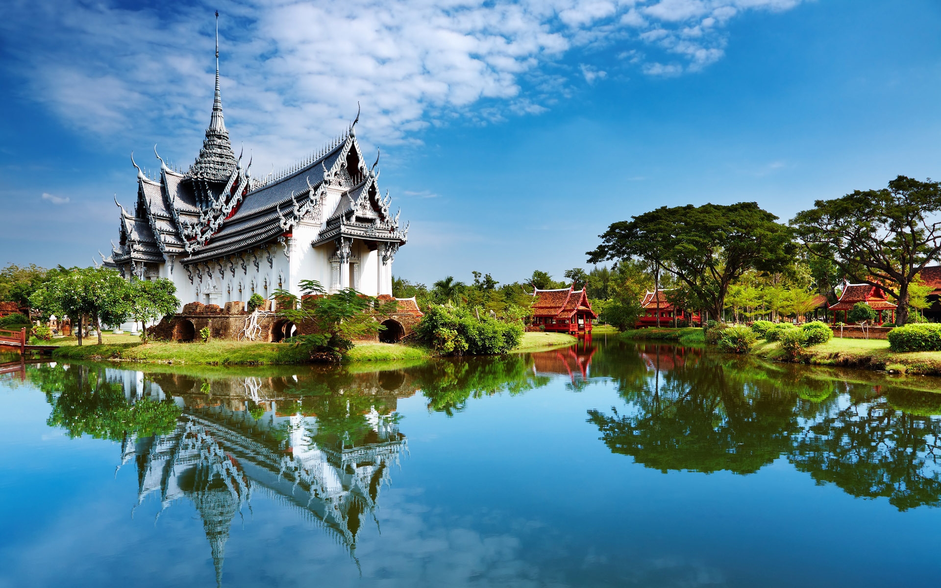 Free photo A Chinese church built by the lake