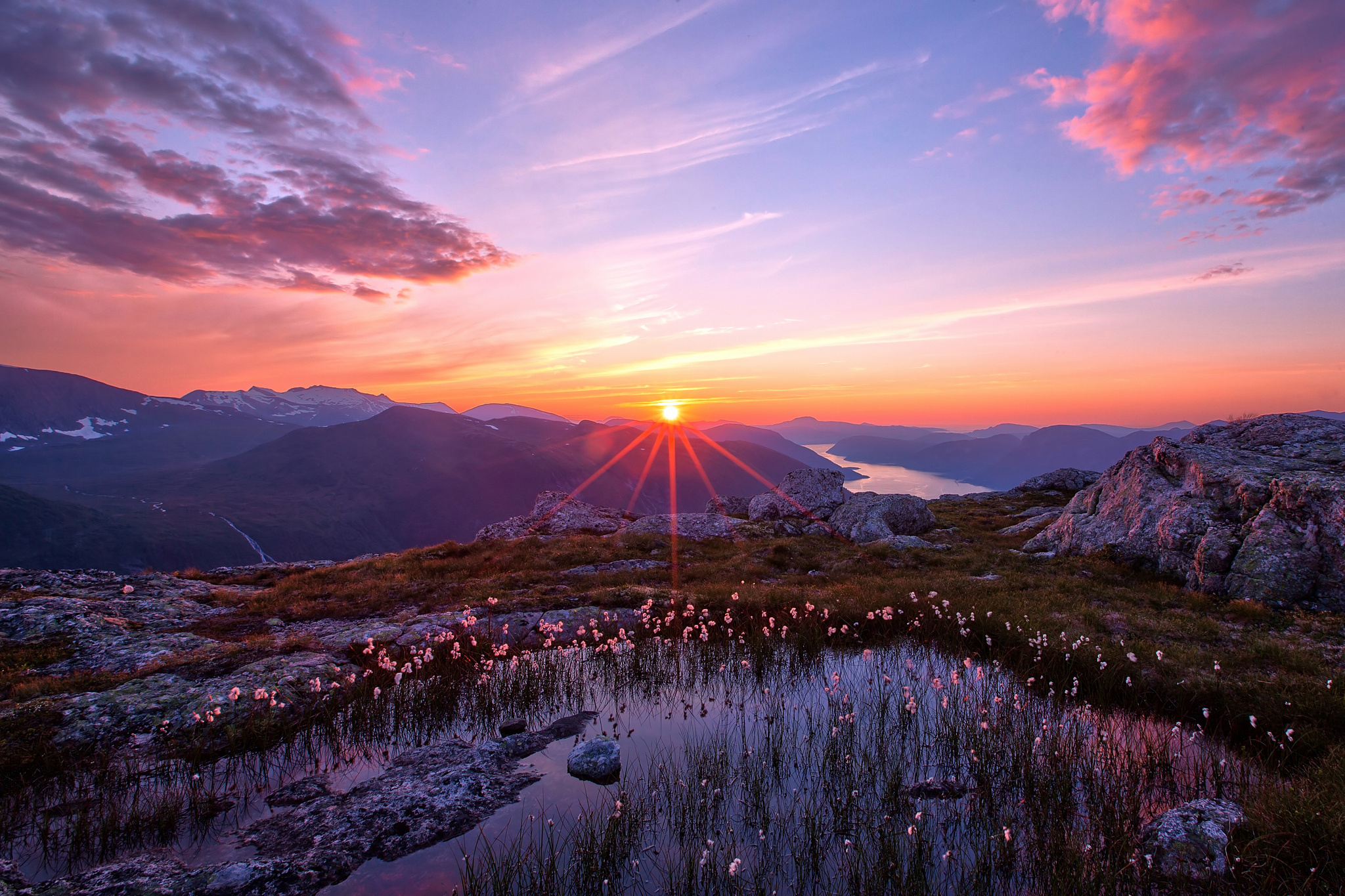 Free photo Screensaver sunrise, hills, mountains in the phone