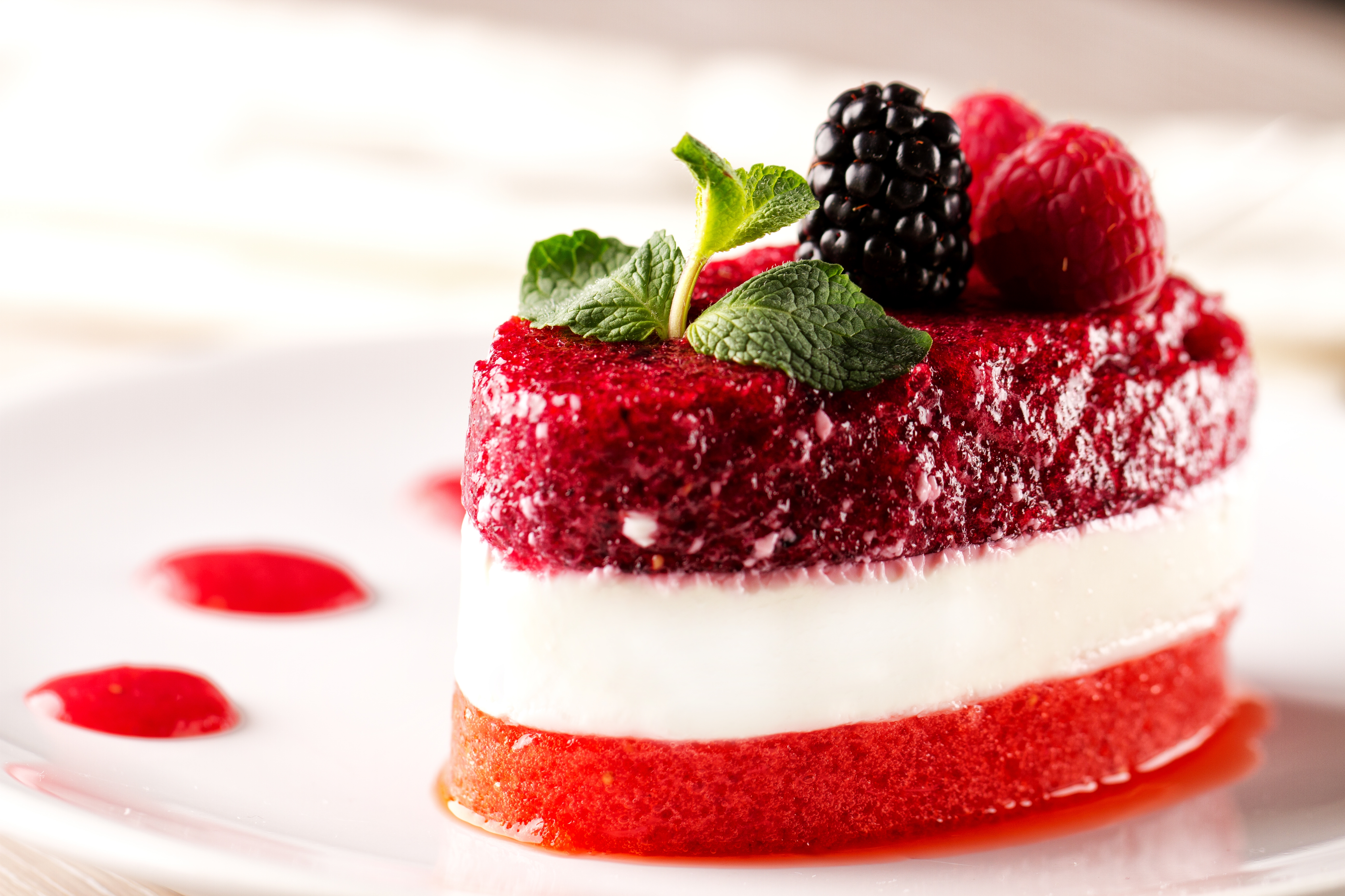 Wallpapers wallpaper cake cream berries on the desktop