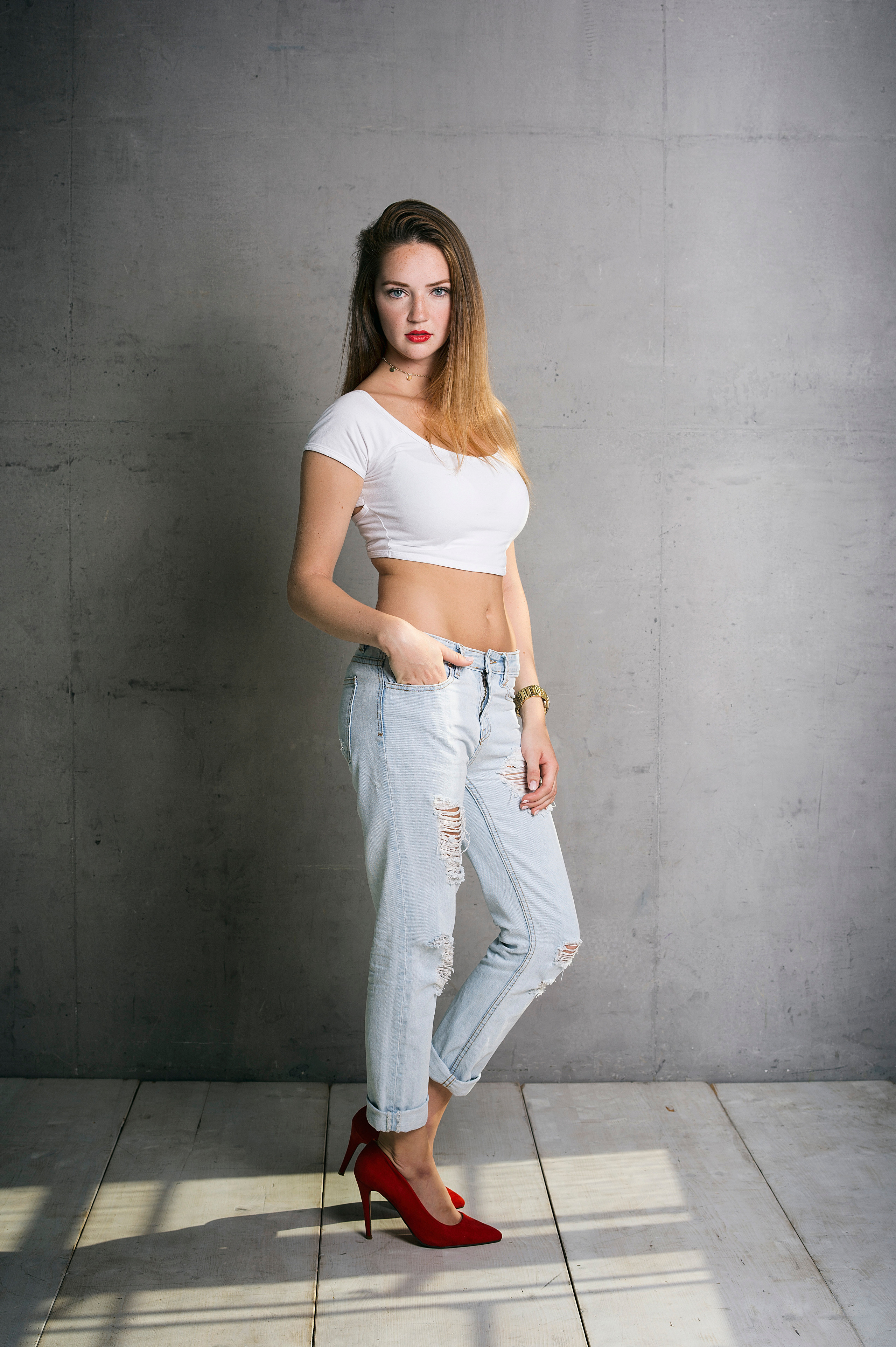 Wallpapers young woman posing jeans on the desktop