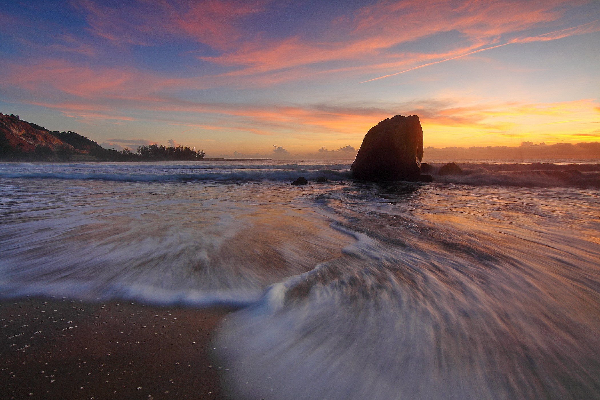 Free photo The rippling sea at sunset