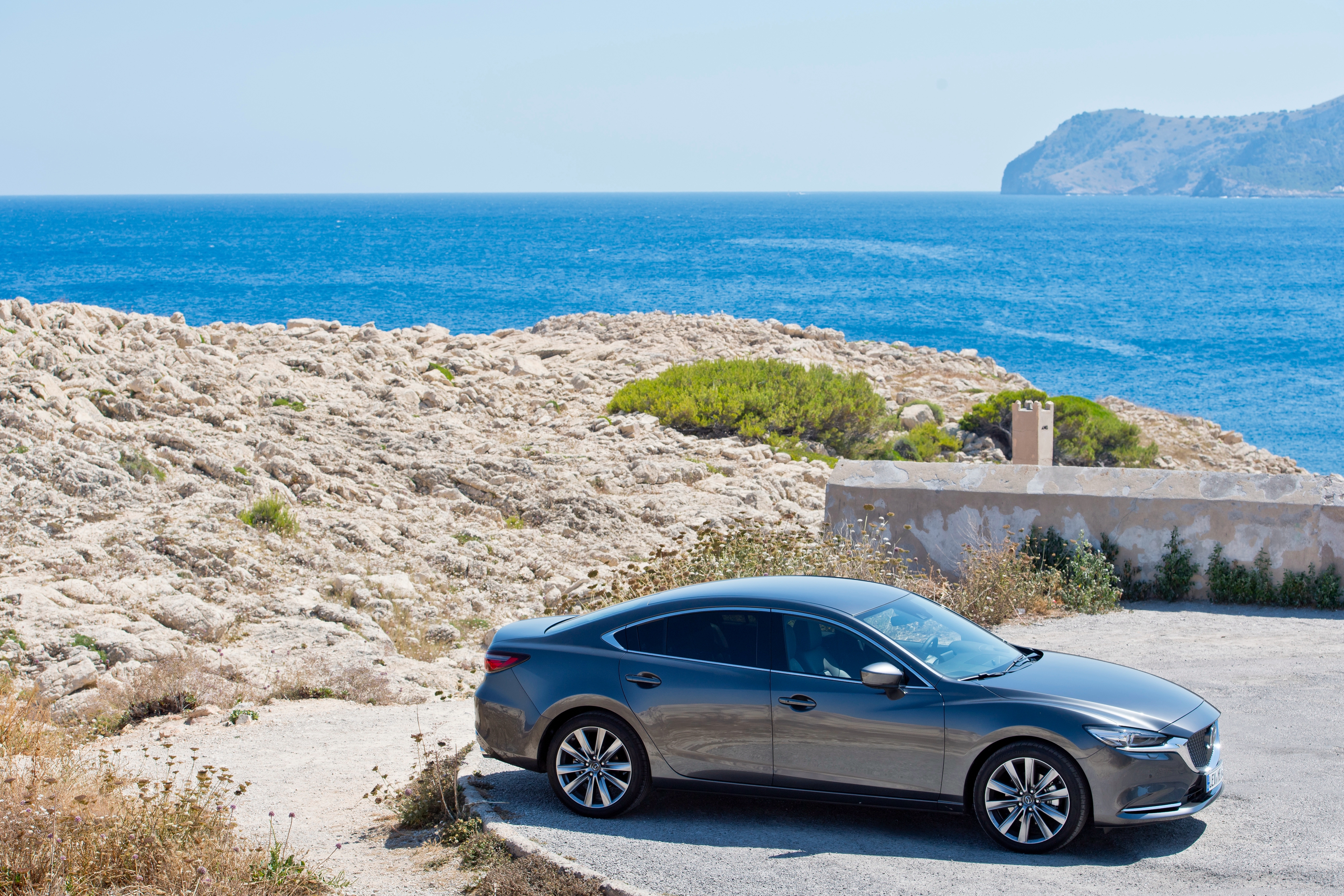 Free photo A gray Mazda 6 on the beach