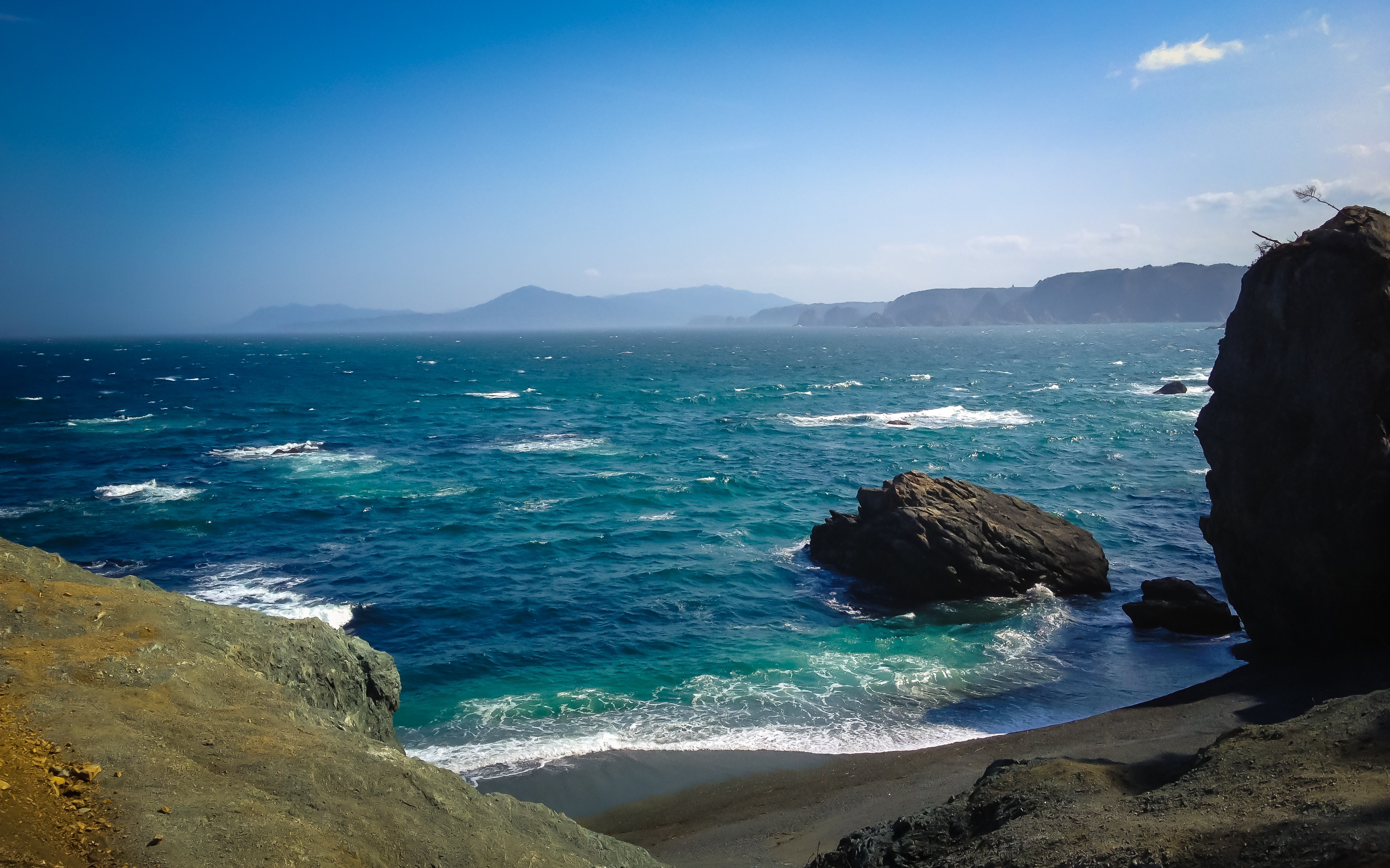 Free photo A picture of a raging sea on a wild beach