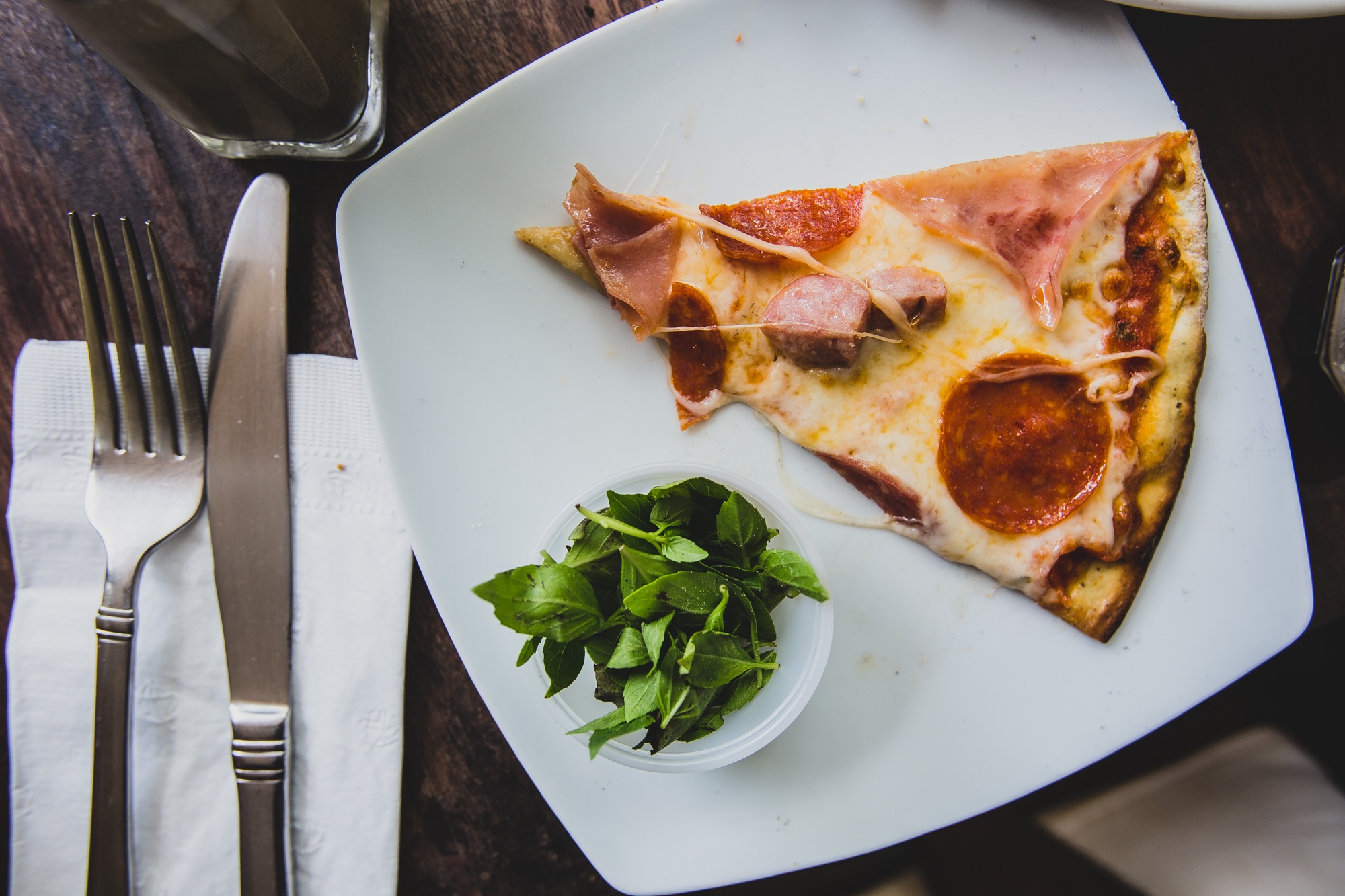 Free photo Pizza on a square plate