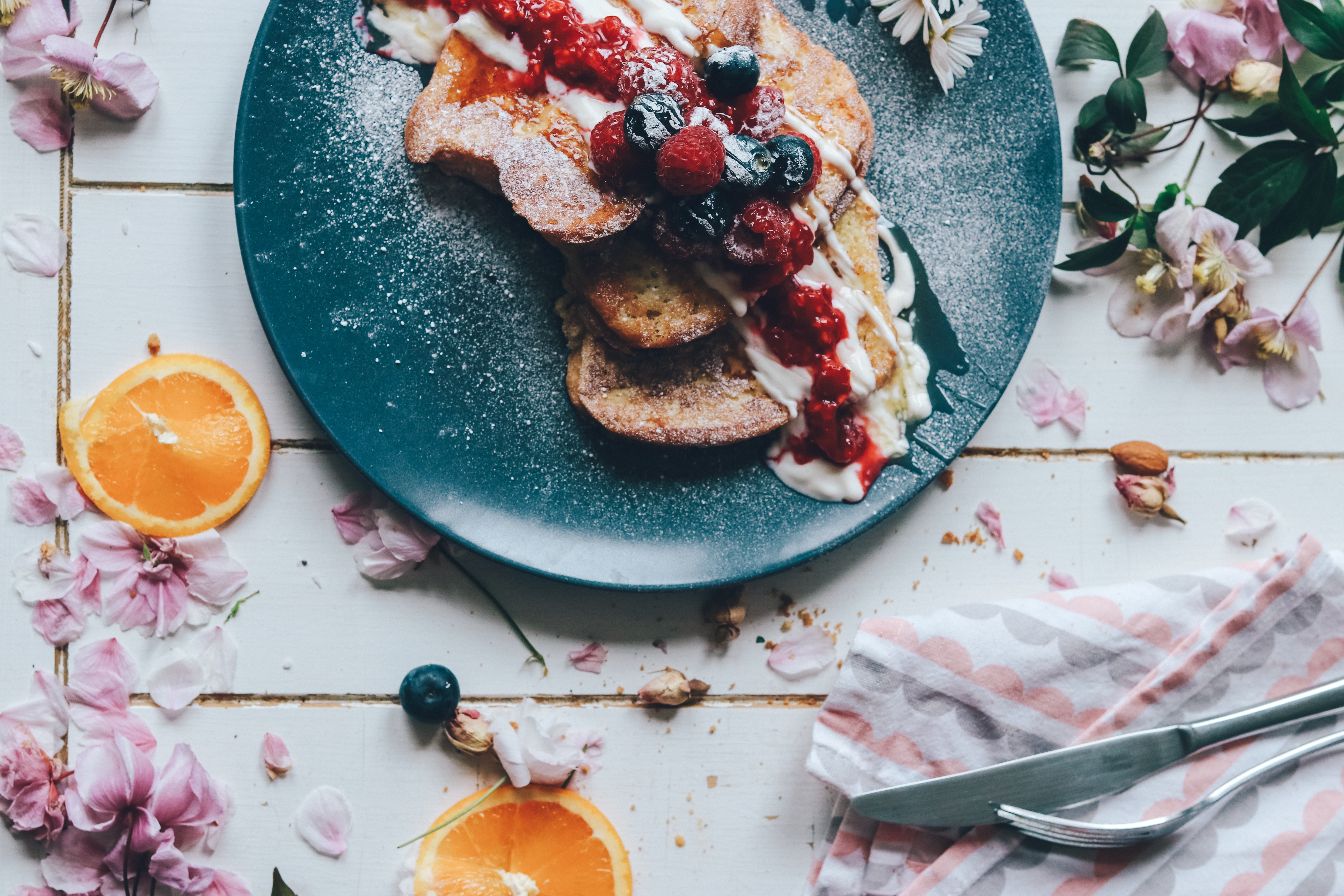 Free photo Toast dipped in berry jam.