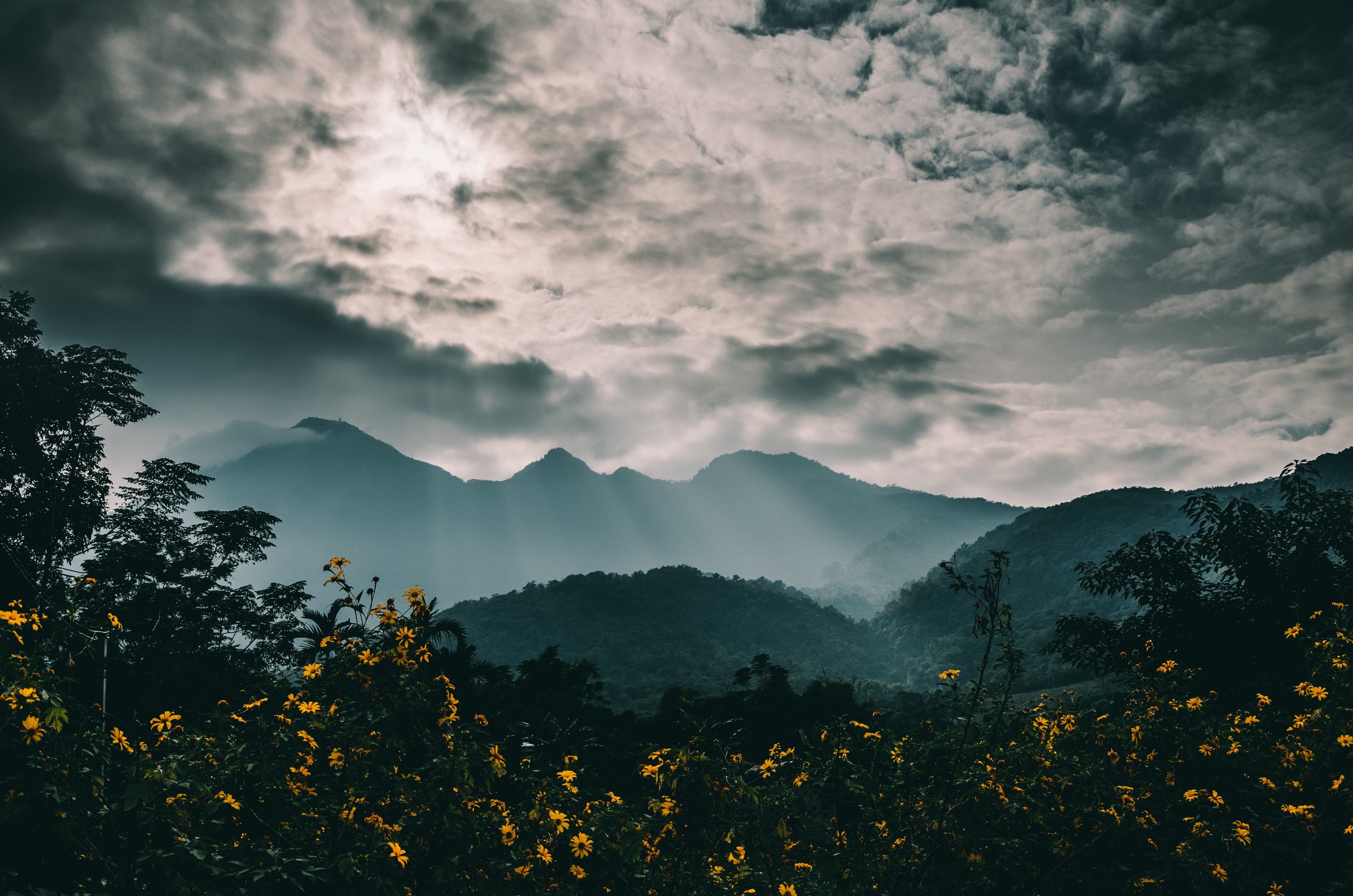 Free photo Thick clouds over the mountains