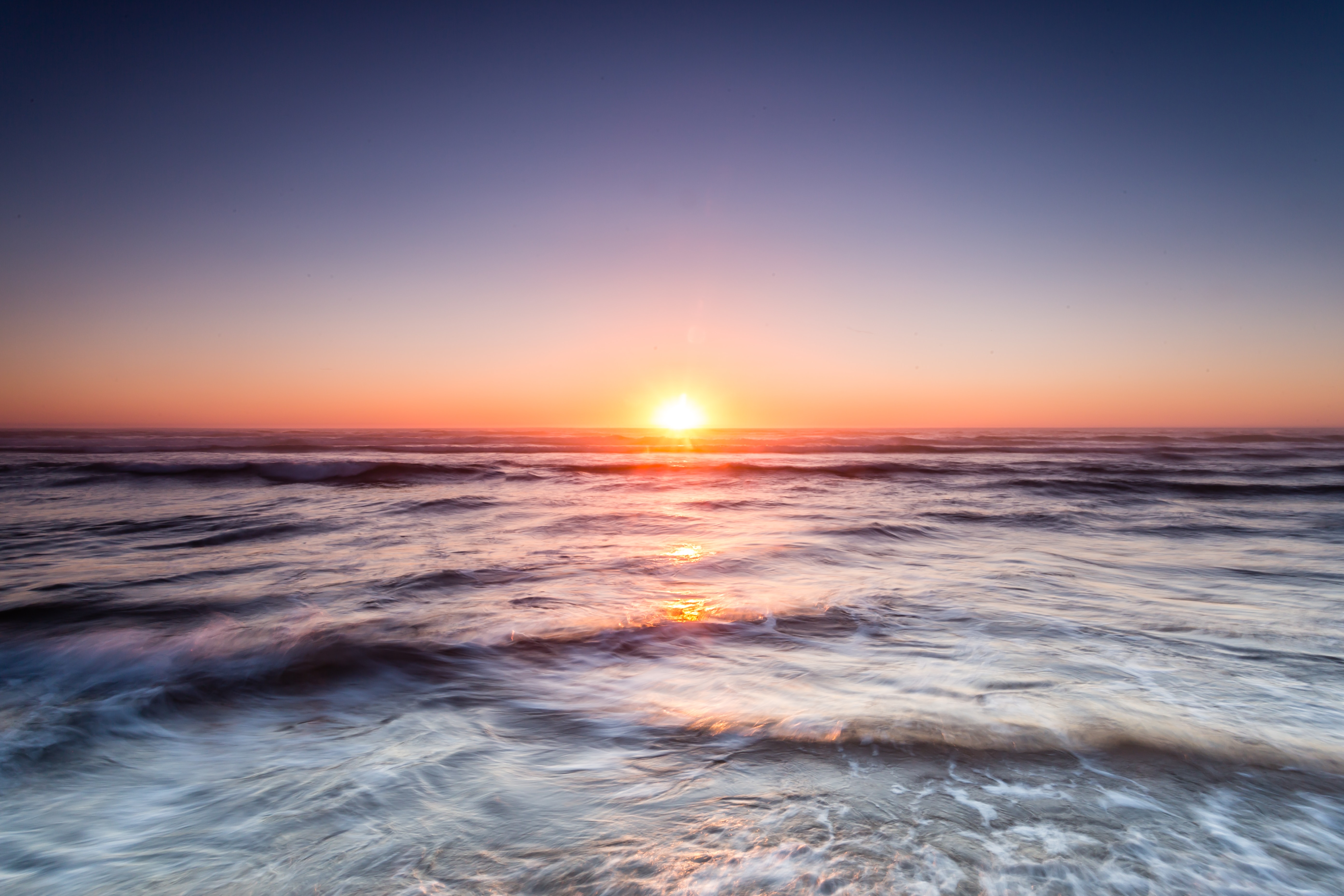 免费照片夕阳下的汹涌大海