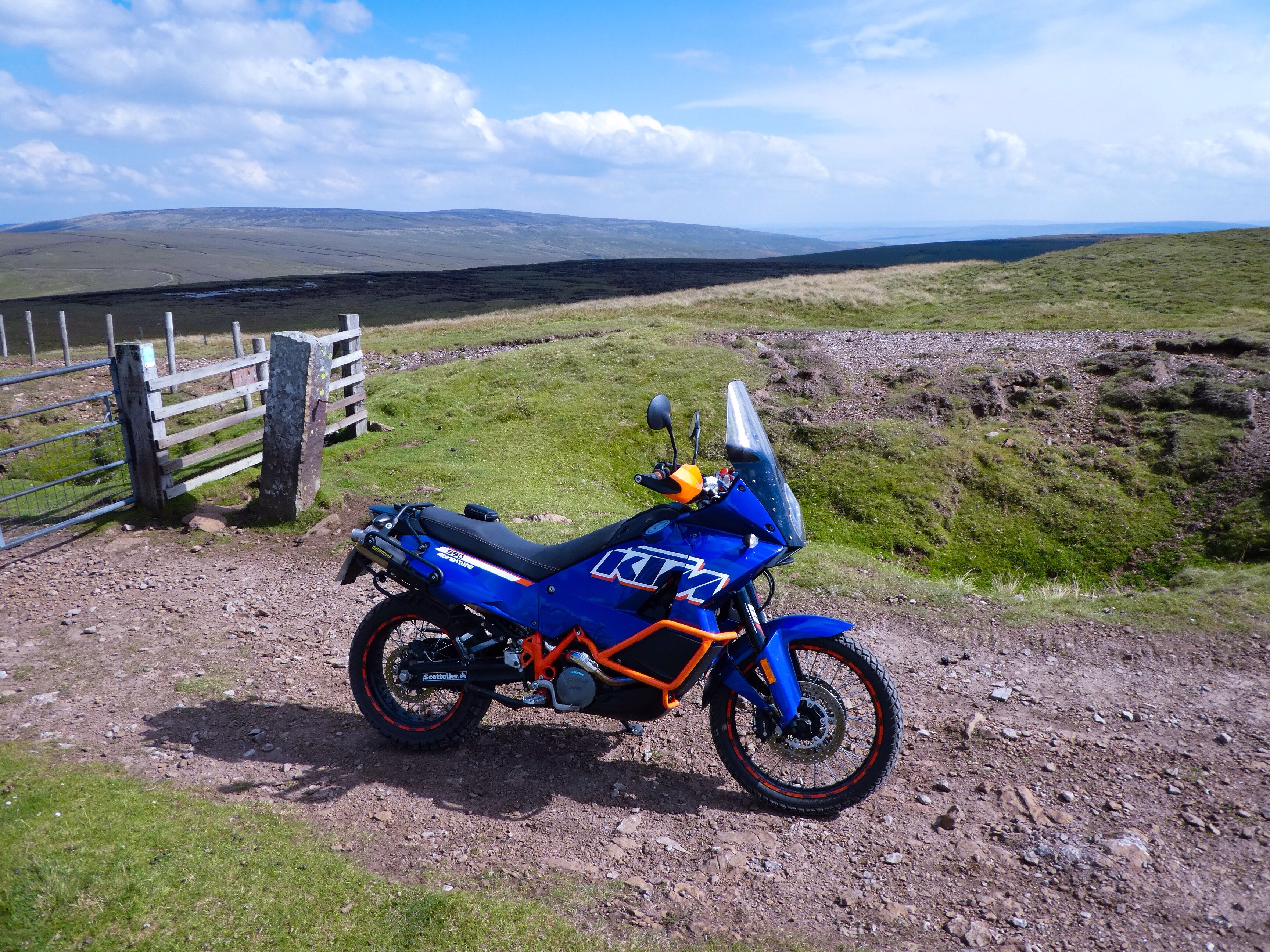 农场木栅栏附近的蓝色摩托车