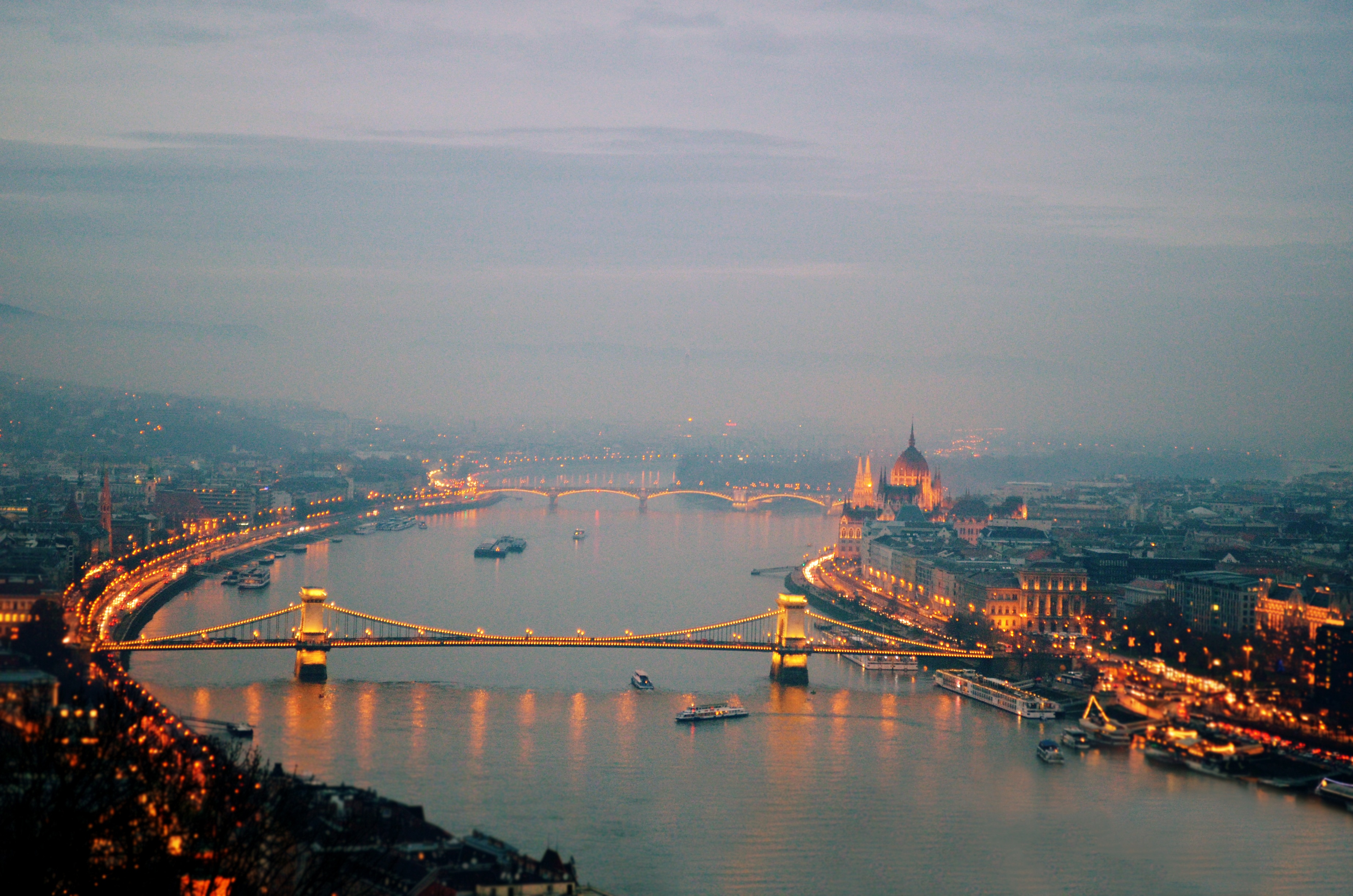 Free photo The Chain Bridge and Parliament at dusk