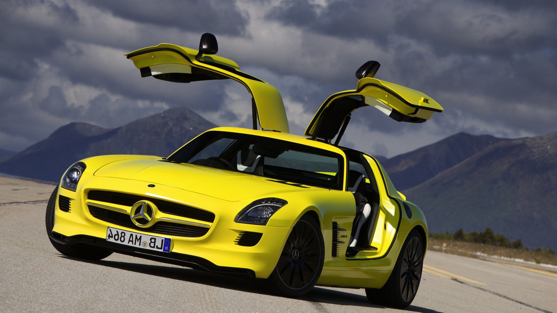 Free photo Mercedes-AMG GT Coupe in bright yellow with the doors open upwards