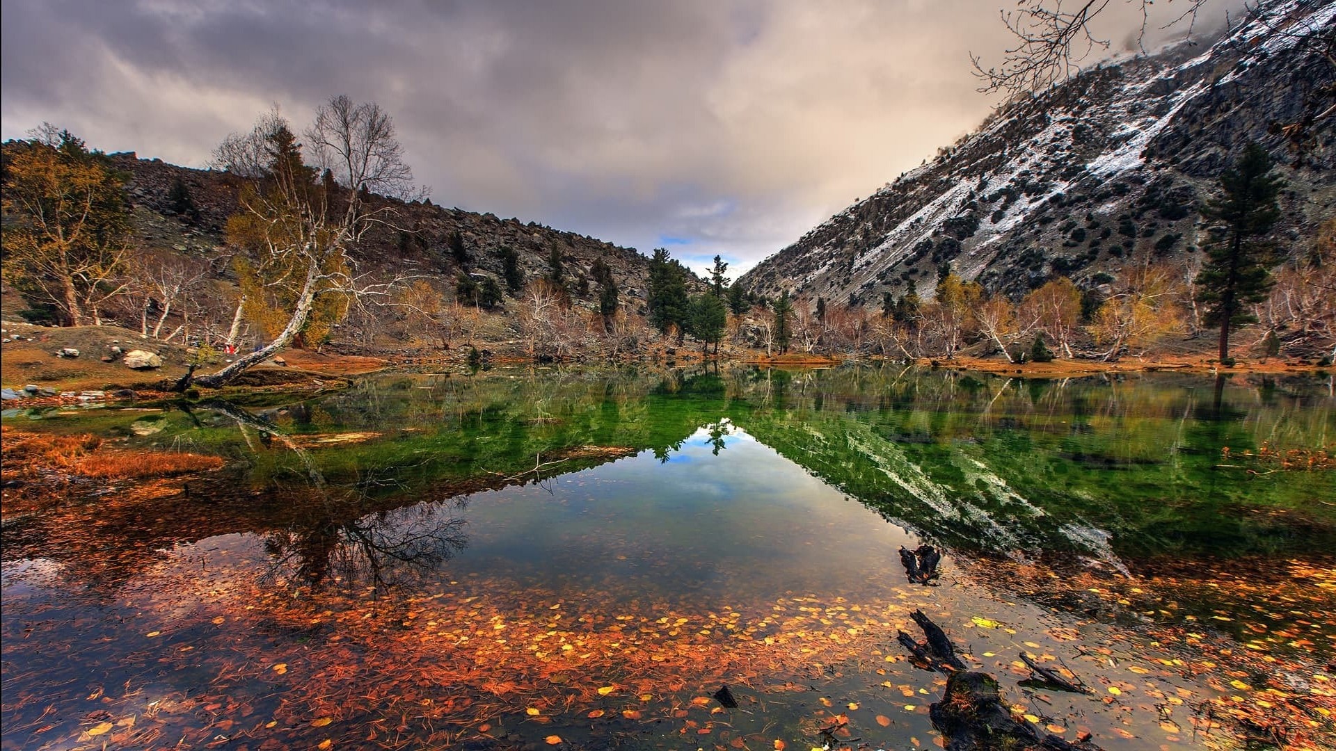 Free photo Mountains with a lake in Pakistan