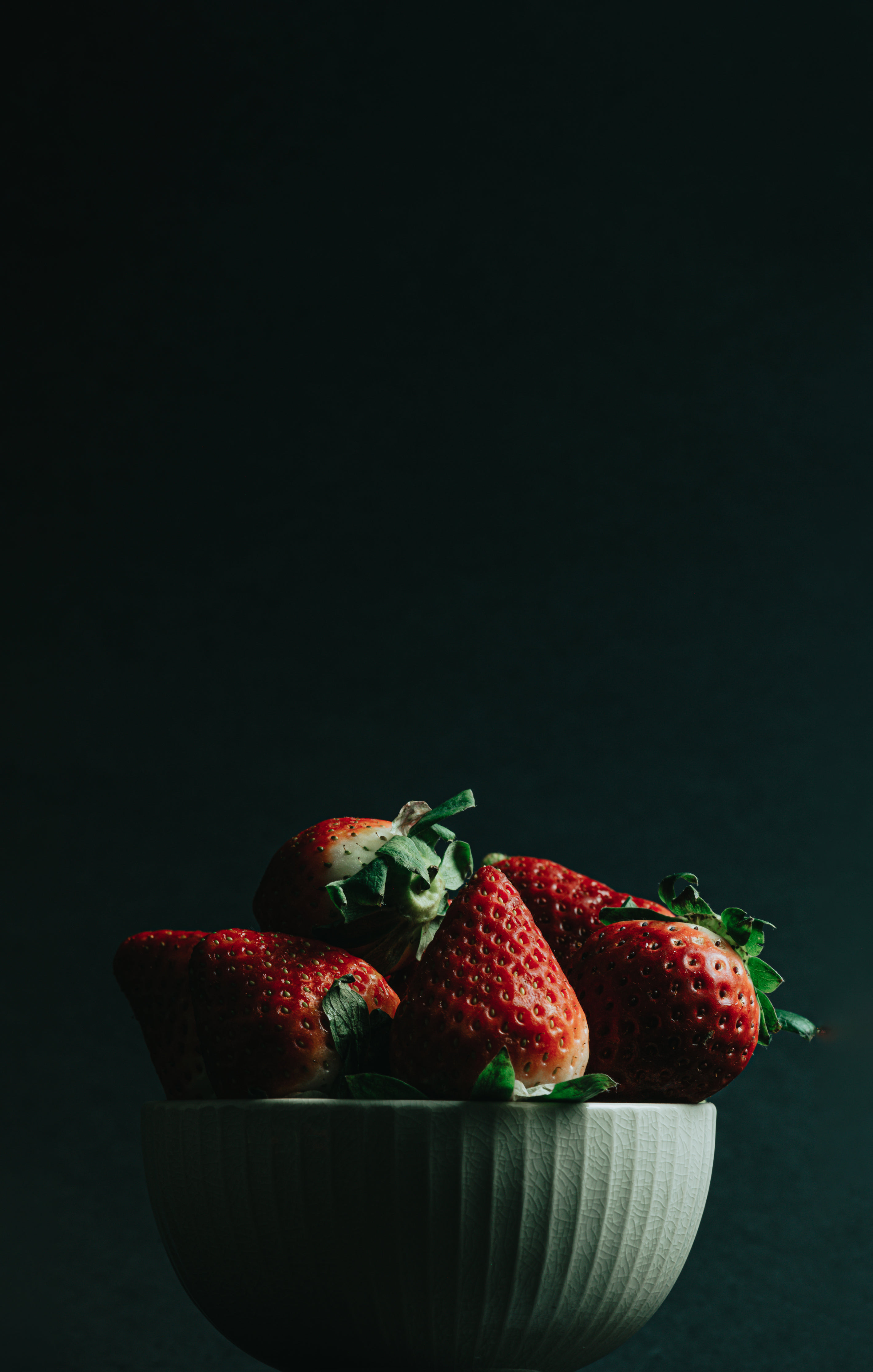 免费照片一个装满草莓的深盘