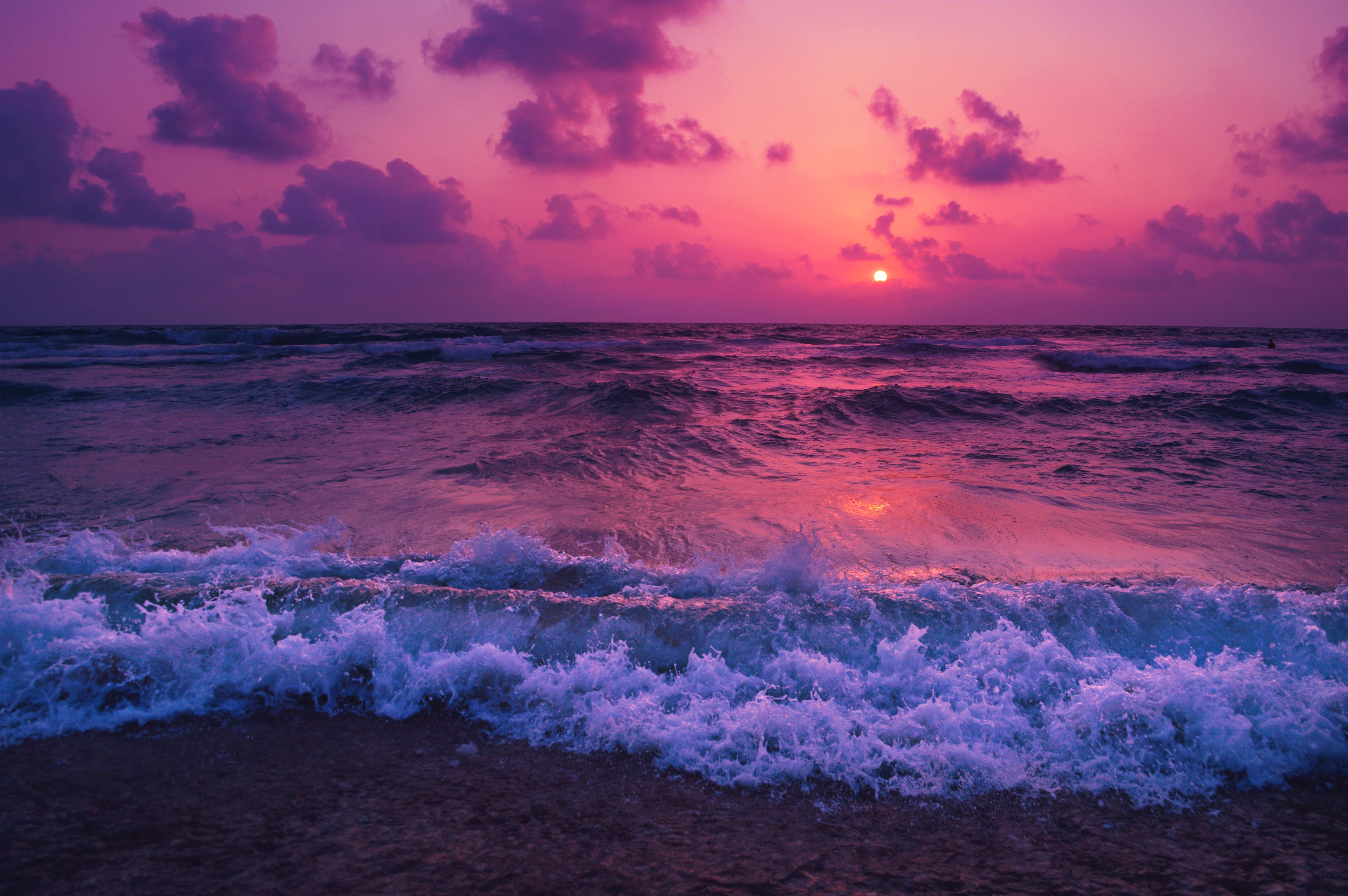 Неспокойное море на закате вид с берега