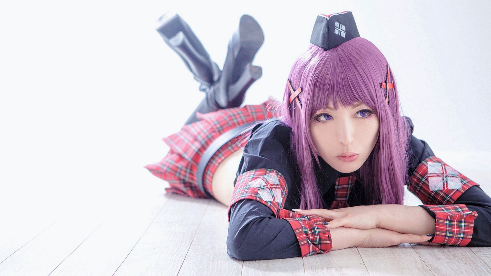 The Nonsummerjack model is lying on the floor of the room