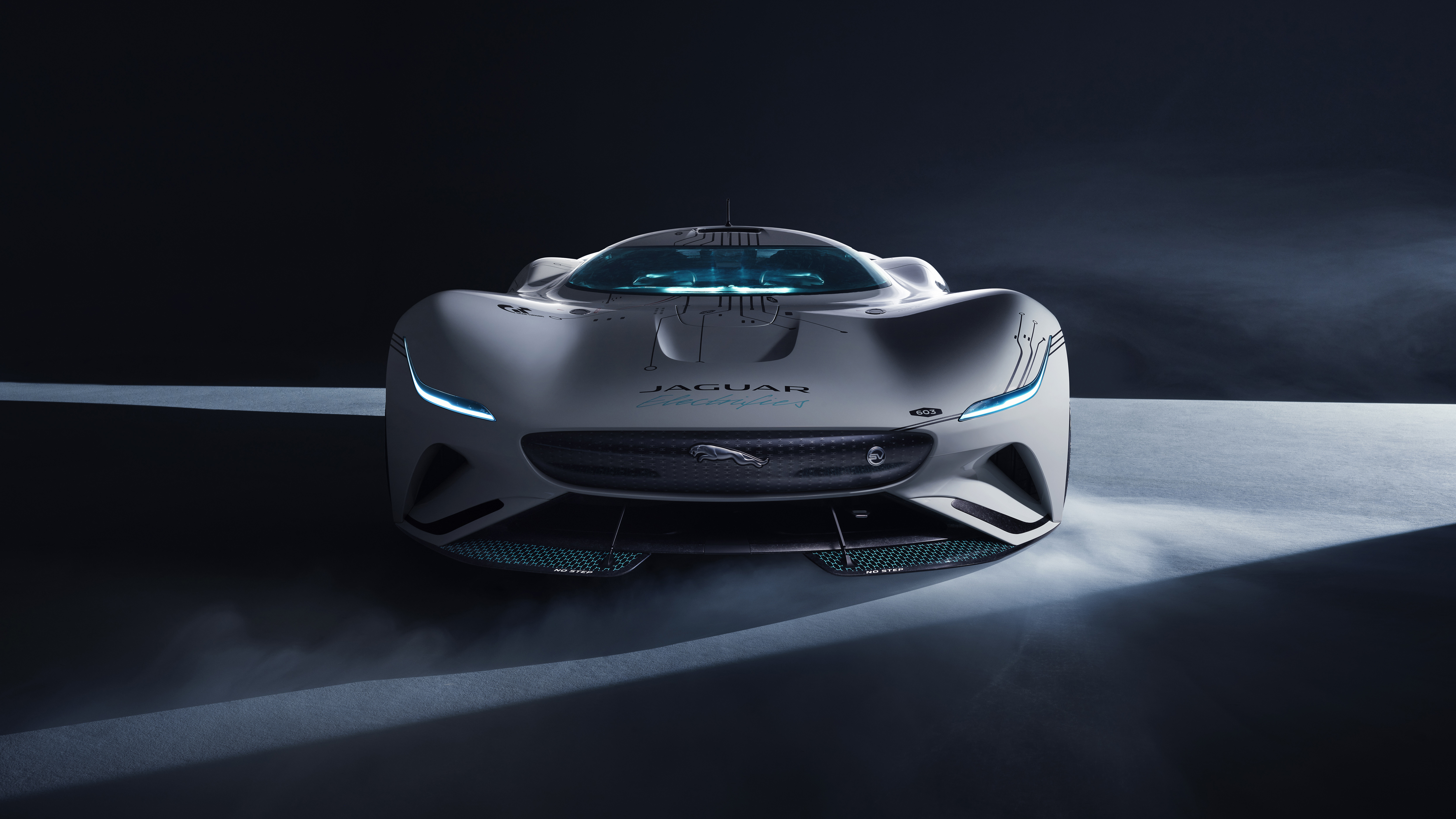 免费照片灯光下暗室中的 Jaguar Vision gran turismo sv