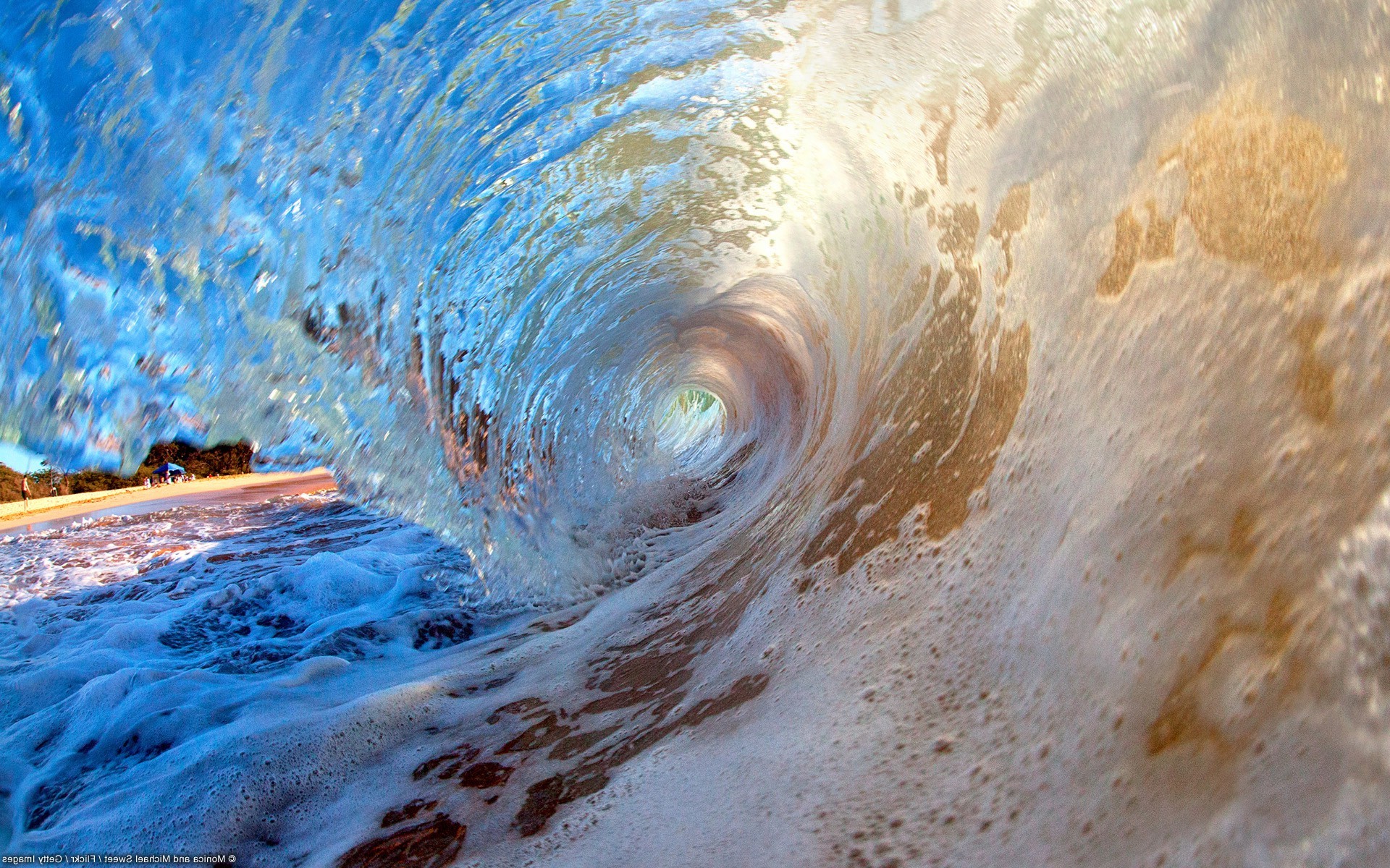 Бесплатное фото Серфер плывет под гребнем волны