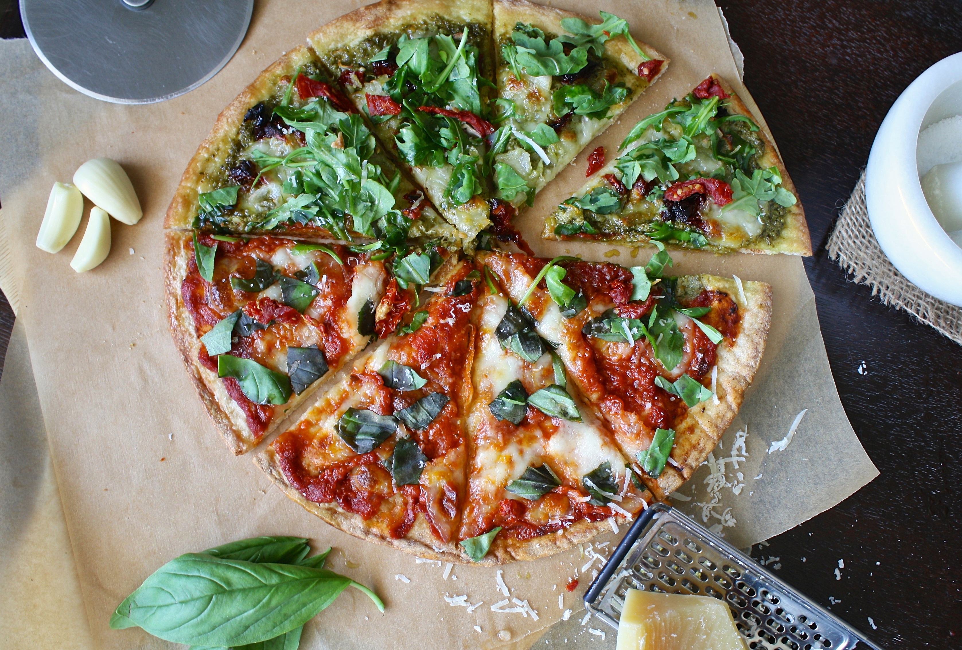 Free photo Pizza sliced into triangles.