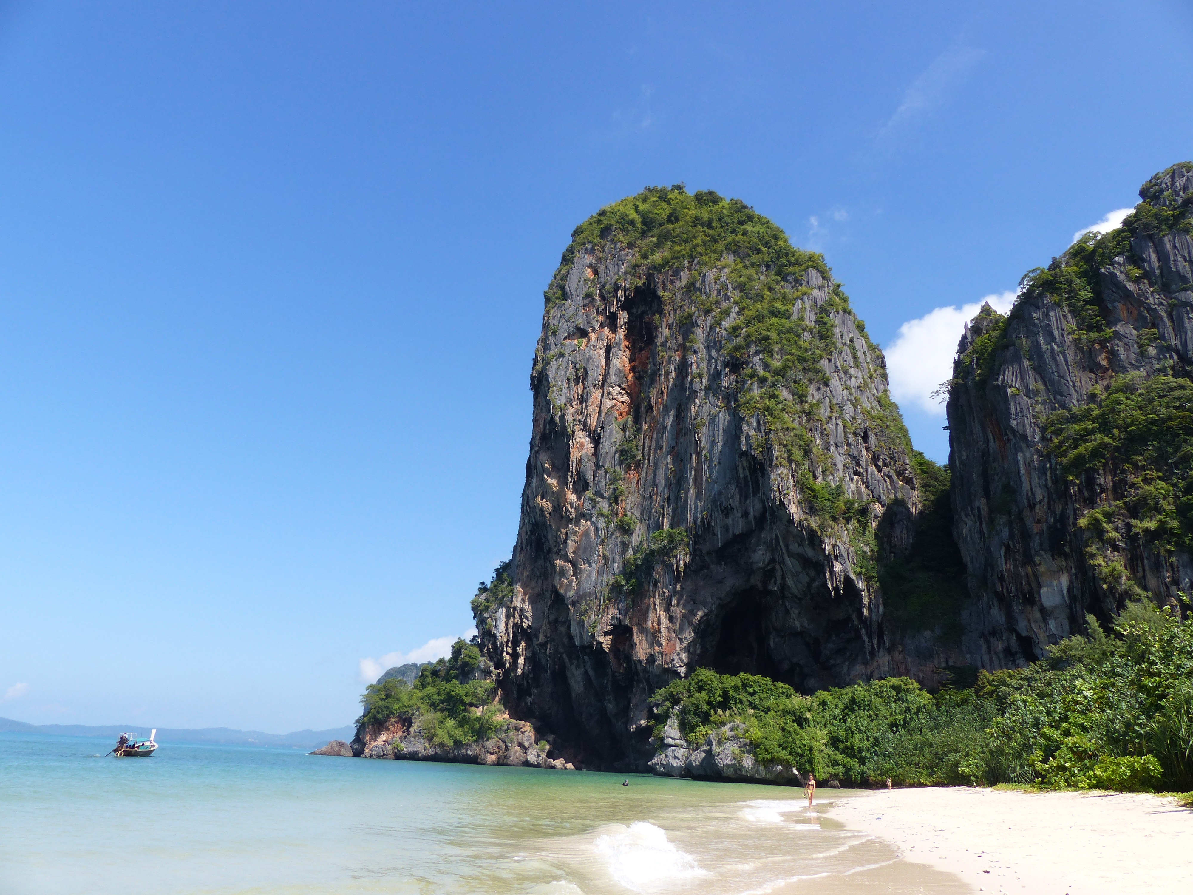 Free photo Mountains in Thailand by the ocean