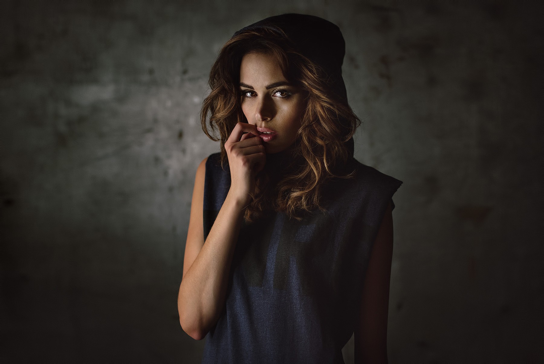 身穿连帽衫的黑发美女