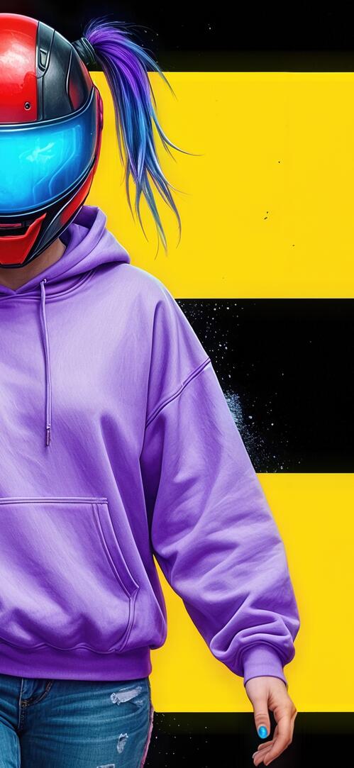 Бесплатное фото Девушка в футуристическом шлеме и фиолетовом худи на черно-желтом фоне держит оружие.