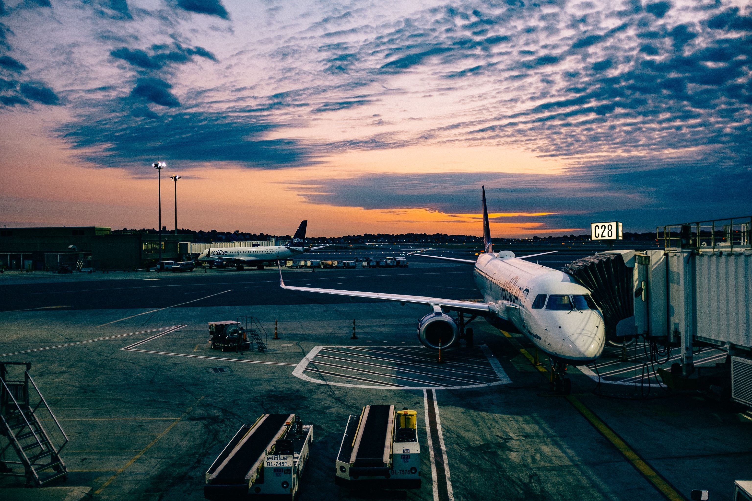 Free photo Airport with planes and beautiful sky after sunset