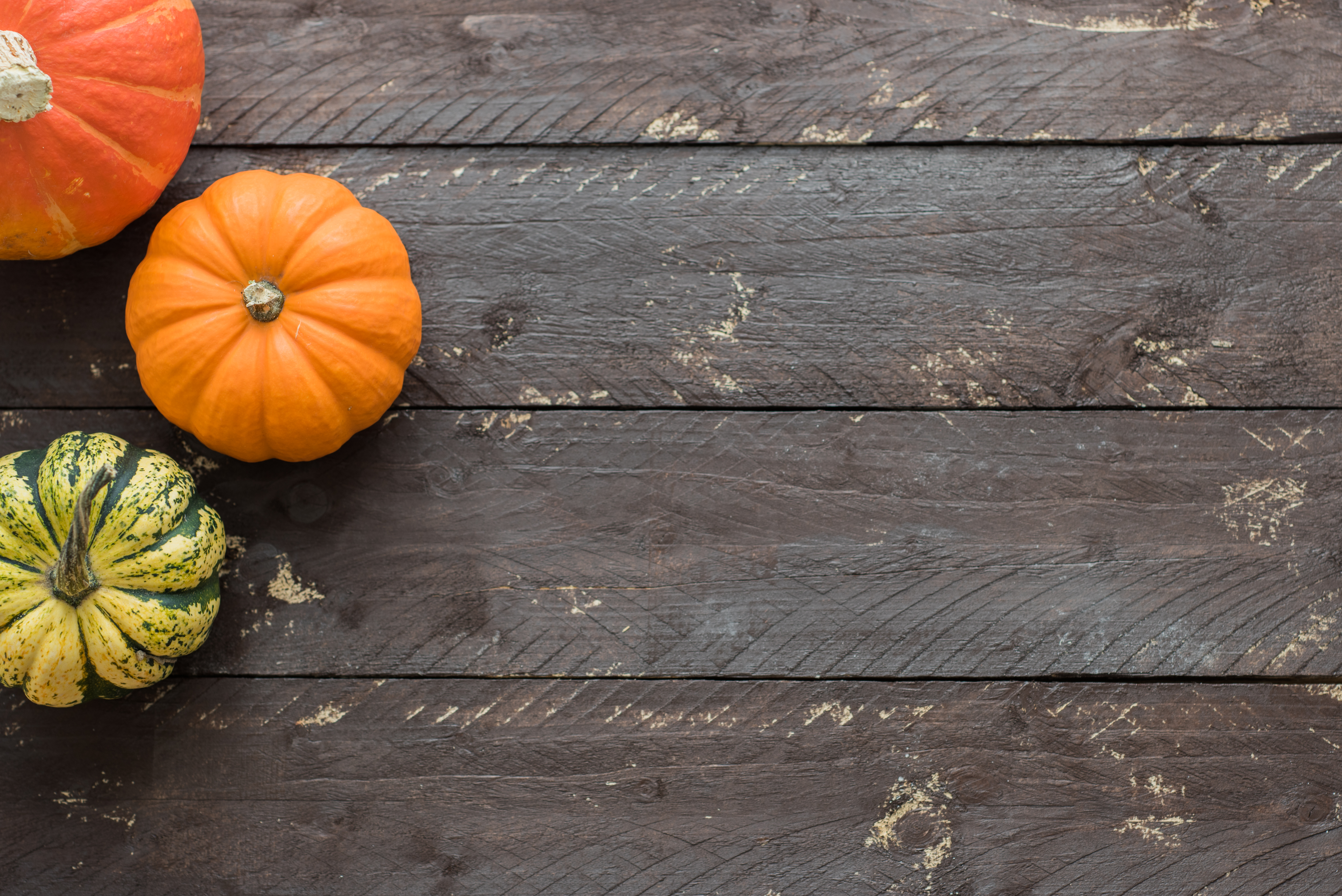 Free photo Pumpkins on a wooden floor