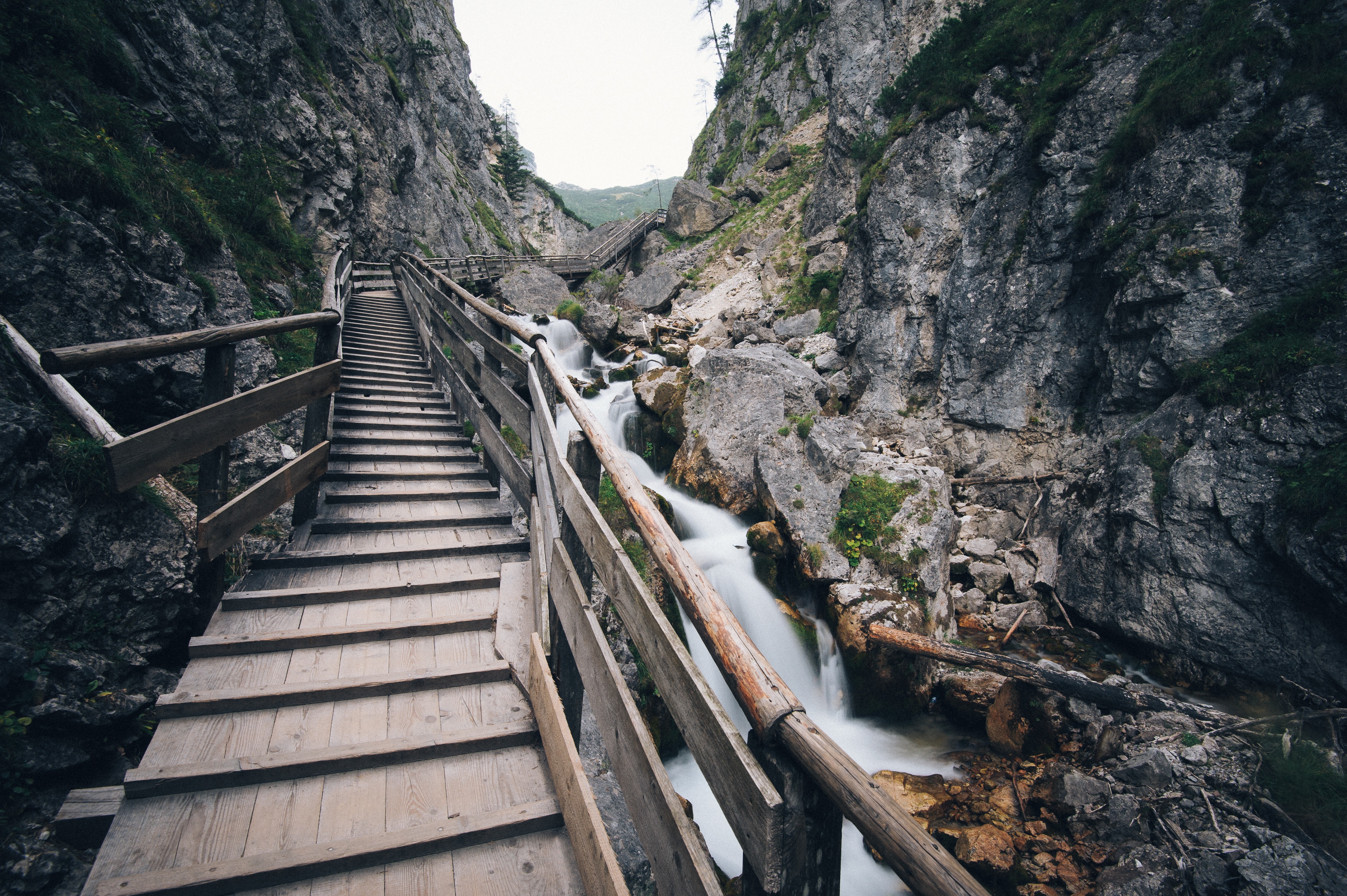 Free photo A wooden path among the rocks