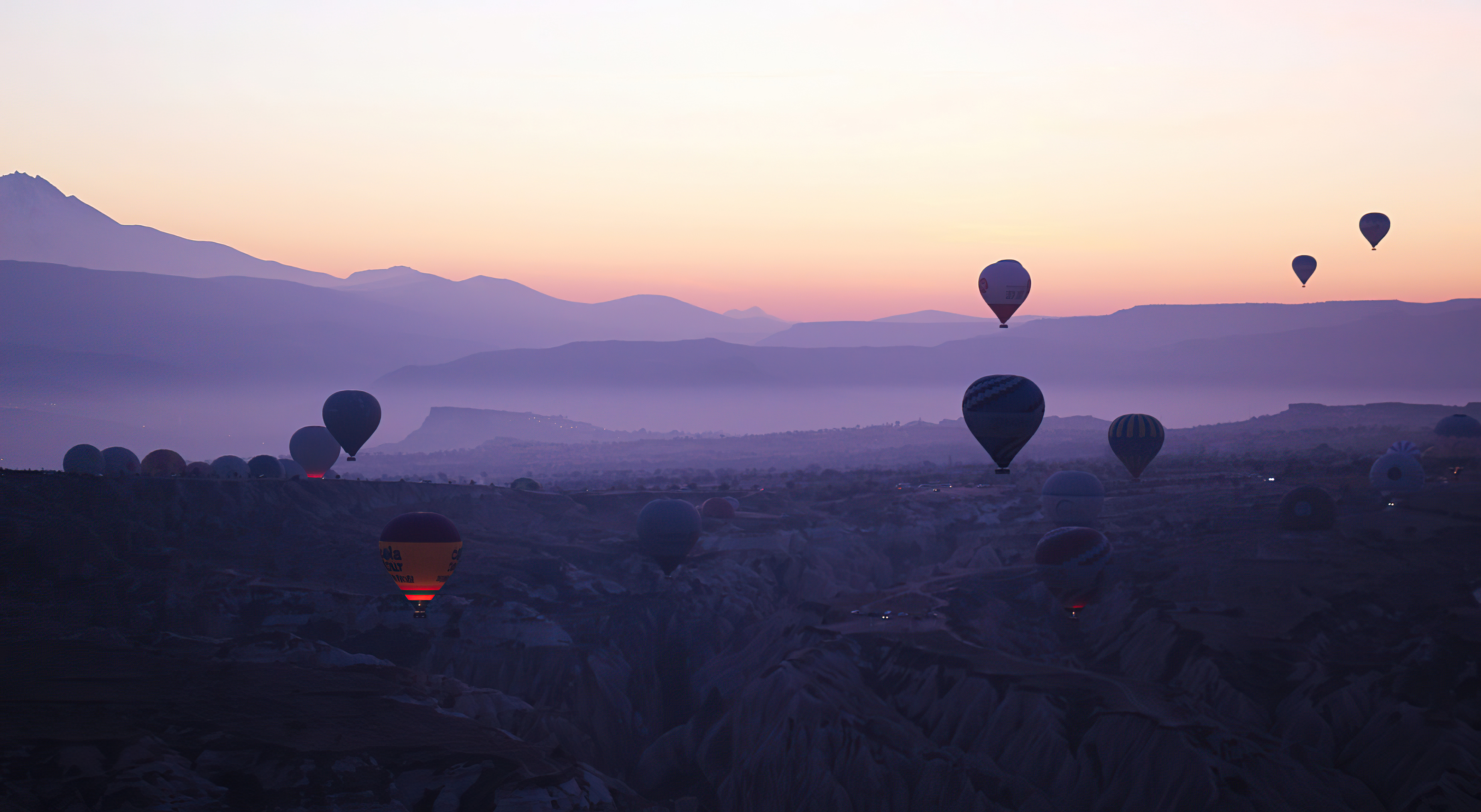 Free photo Balloons in the sky at sunset