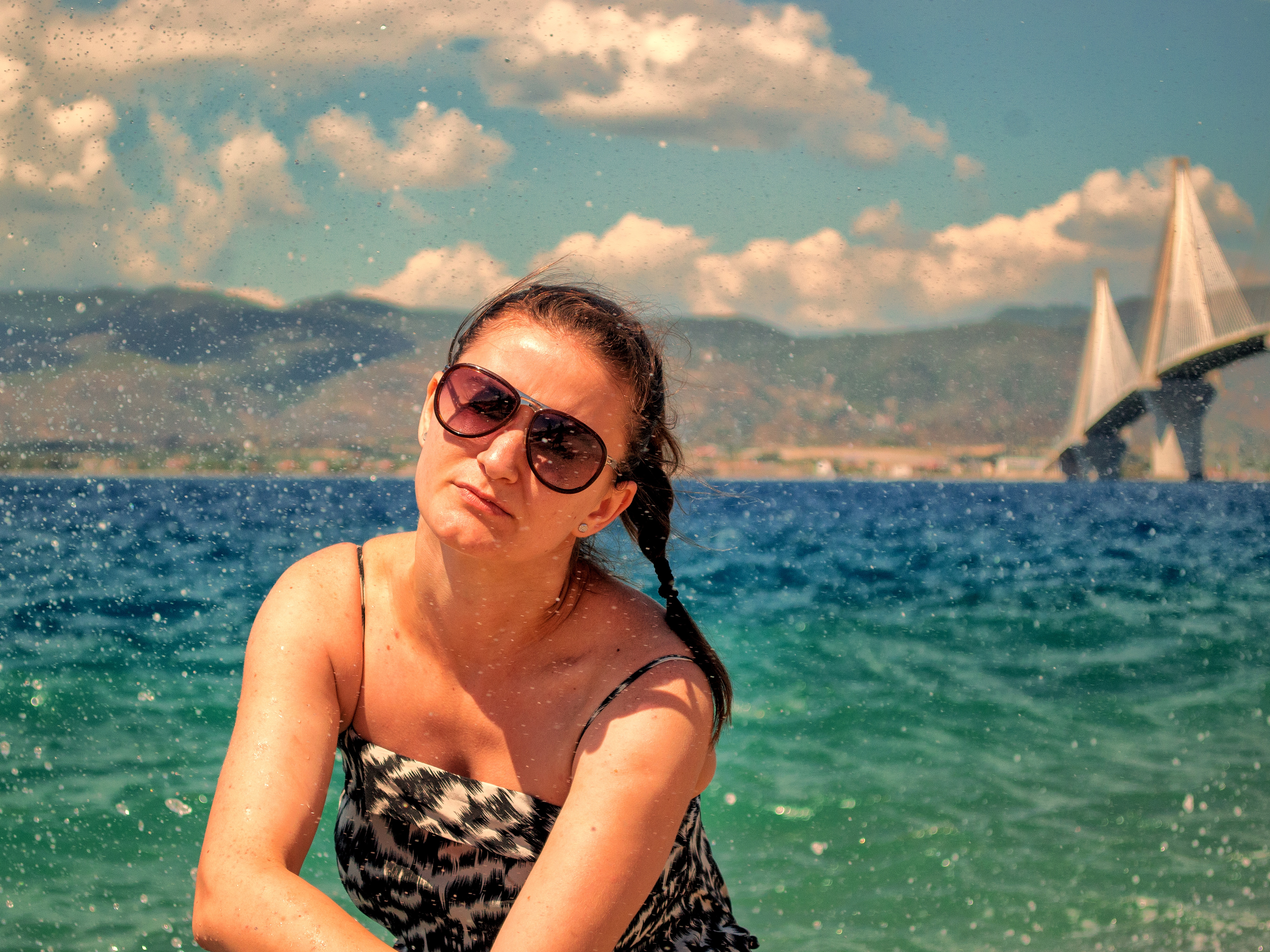 Free photo A girl with glasses against the sea