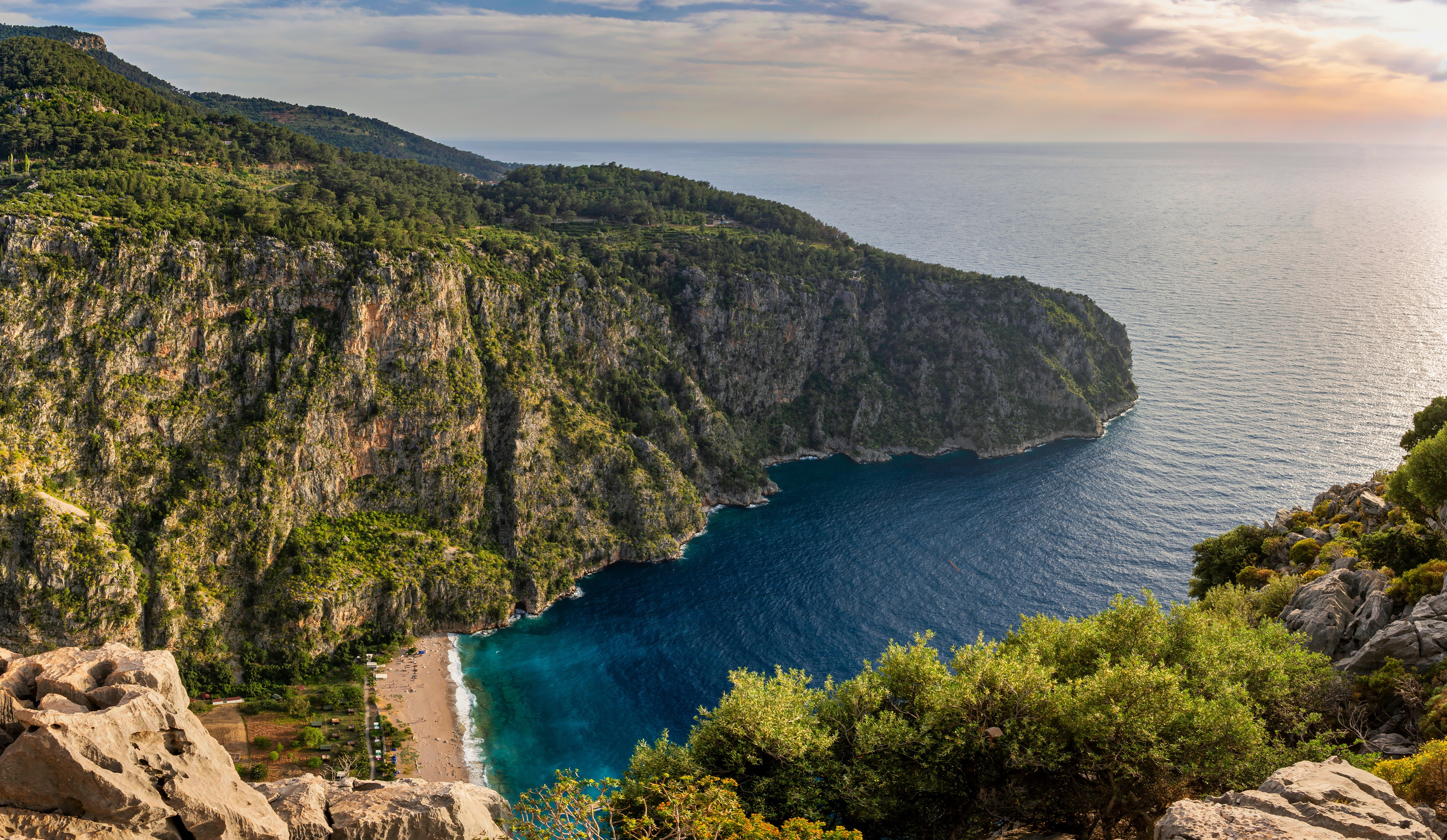 Free photo View of the ocean from a high cliff