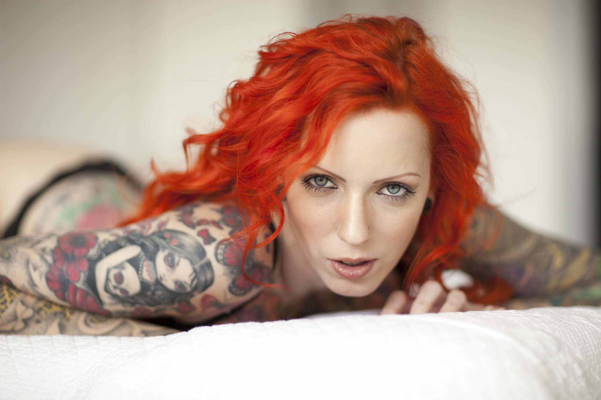 桌面上的壁纸红发 模型 刺青