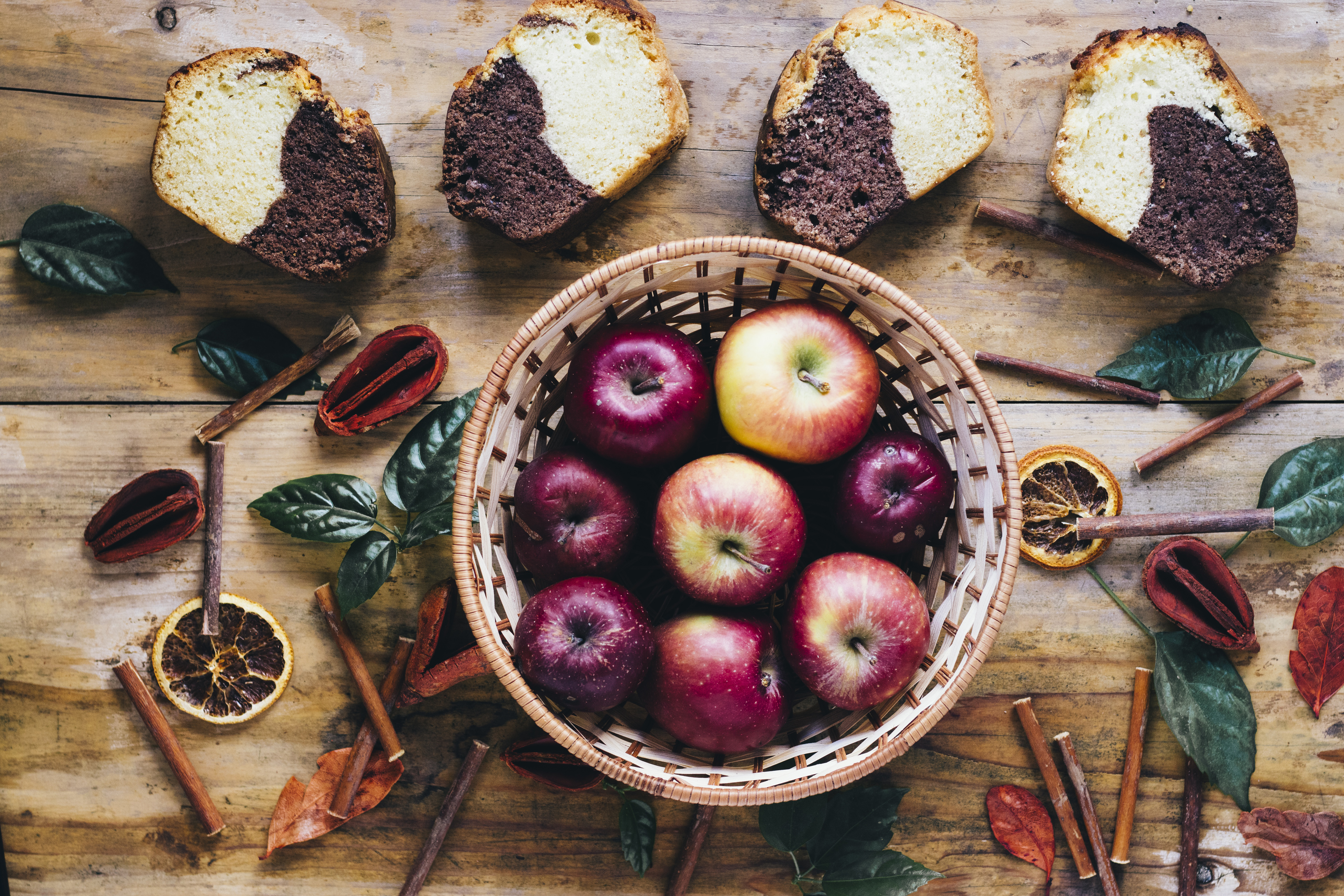 Free photo Apples and slices of bread