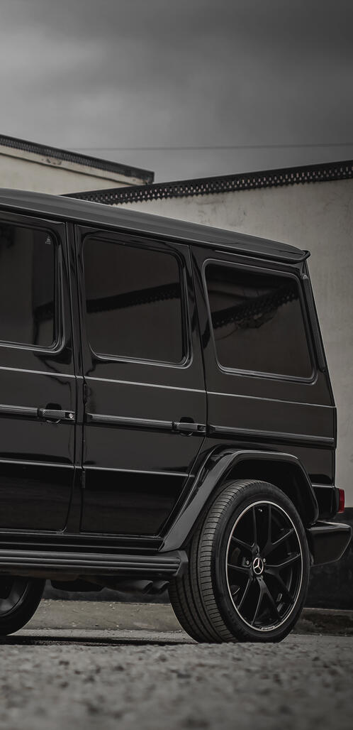 Бесплатное фото Черный тонированный mercedes amg g-class на черных дисках