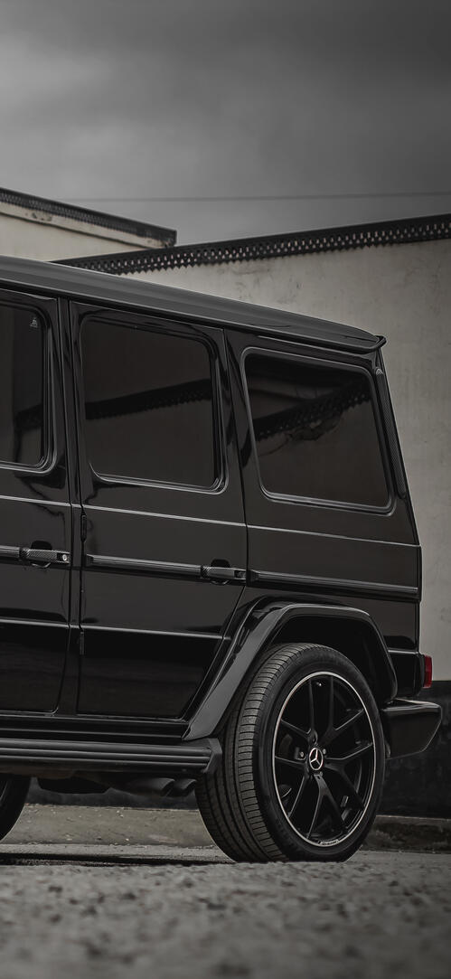 Бесплатное фото Черный тонированный mercedes amg g-class на черных дисках