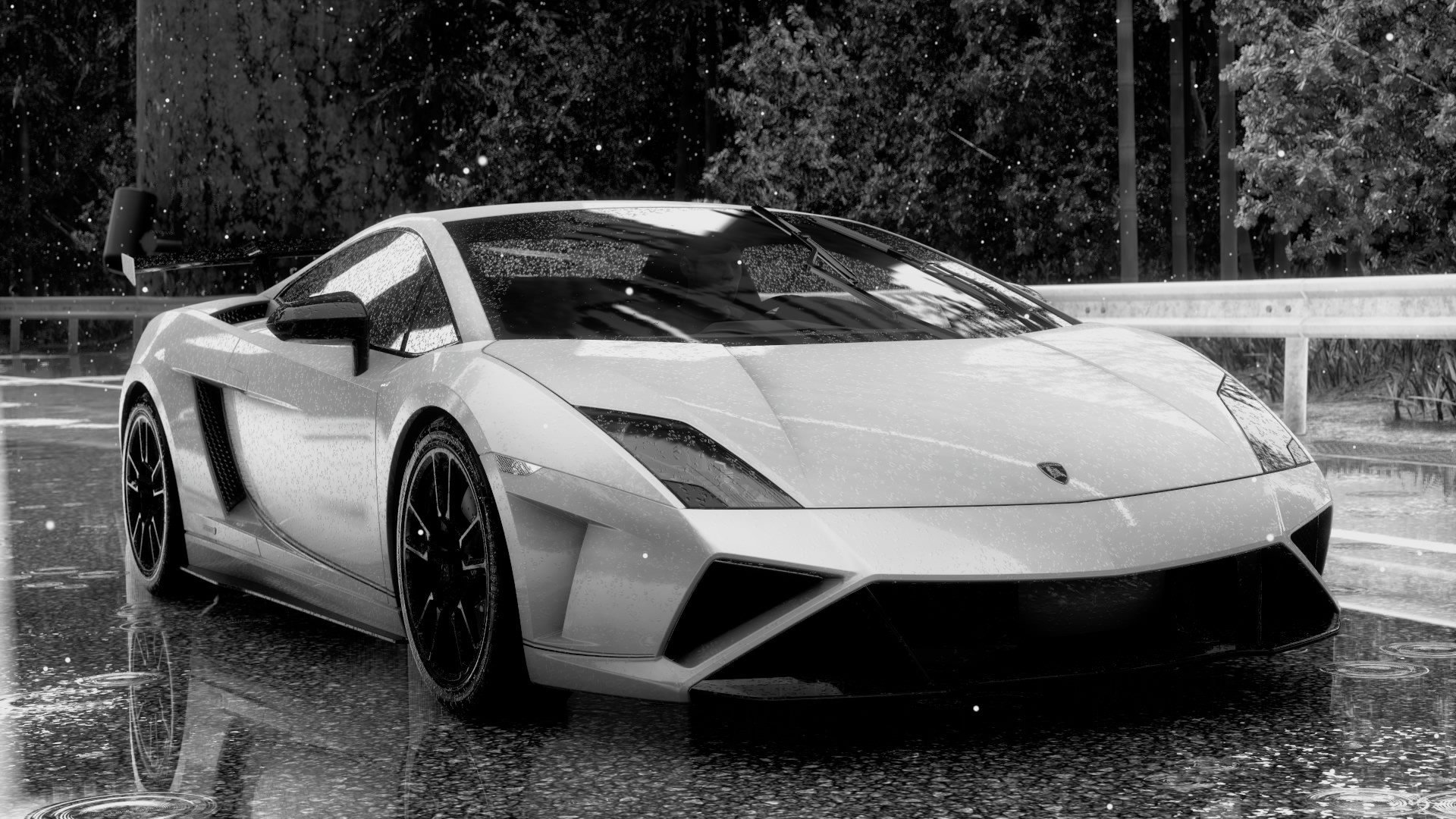 Free photo Lamborghini Murcielago in the rain.