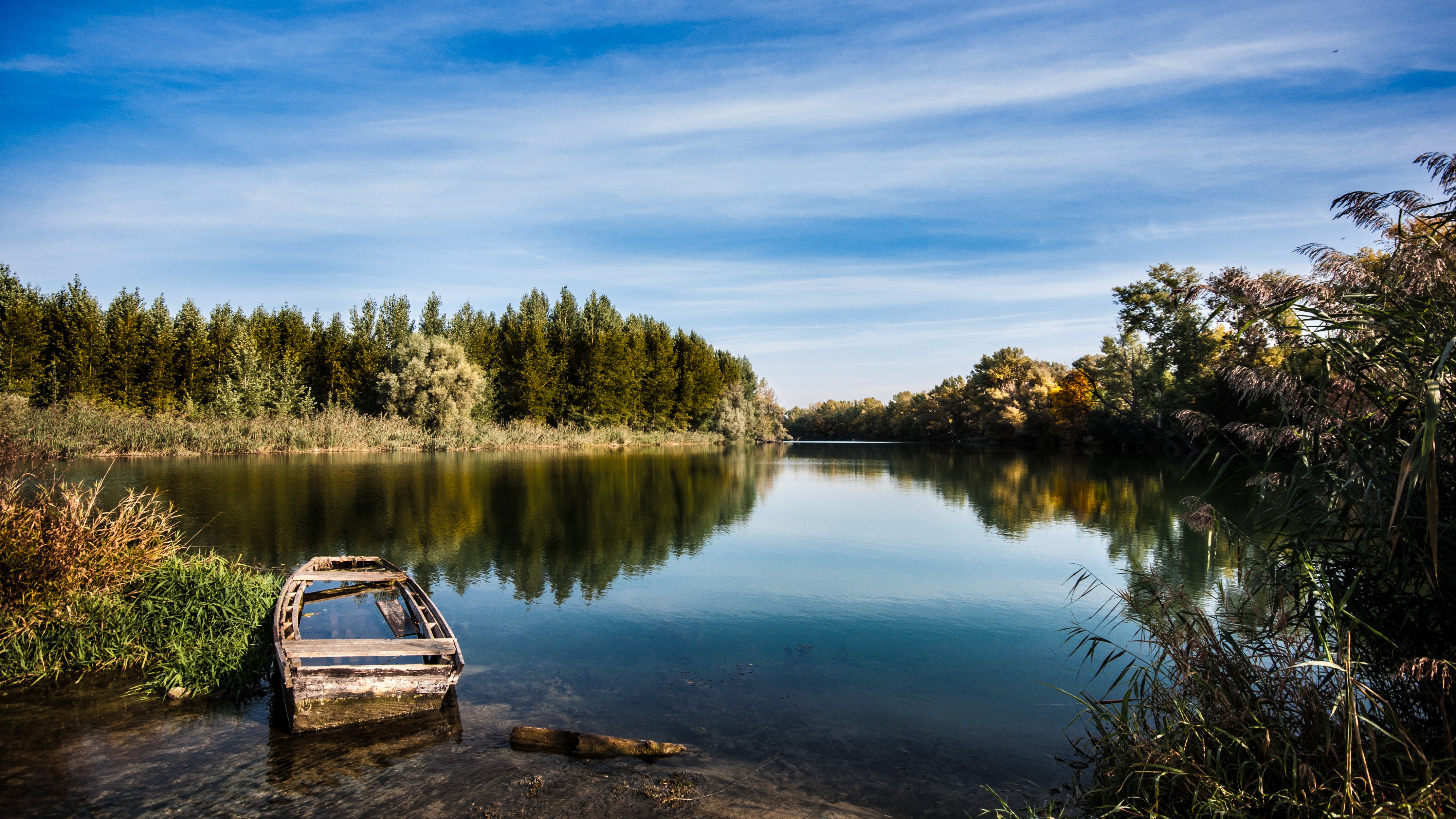 Free photo Abandoned old boat on the riverbank