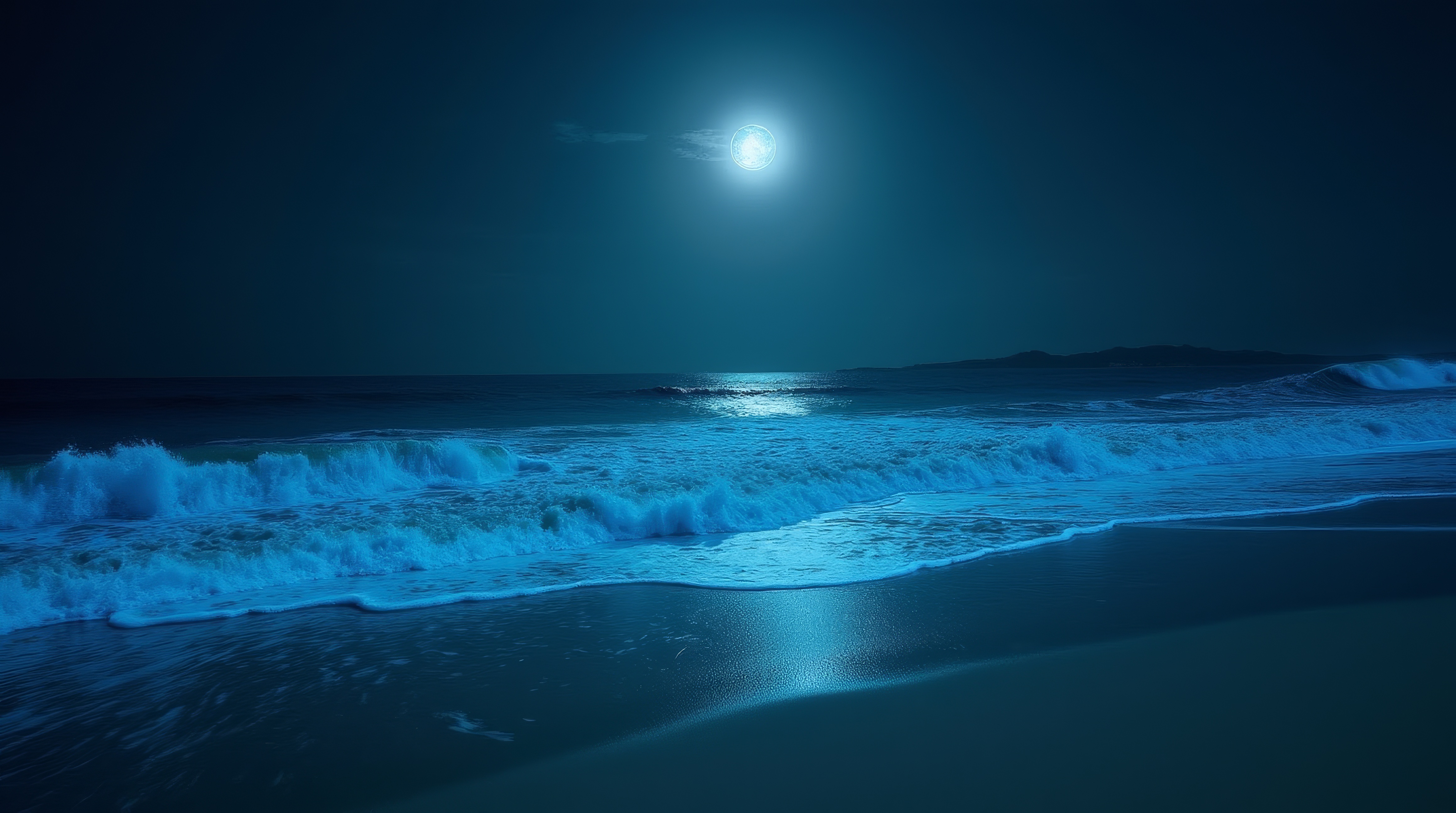 Бесплатное фото Волны плещутся о берег, а под яркой луной