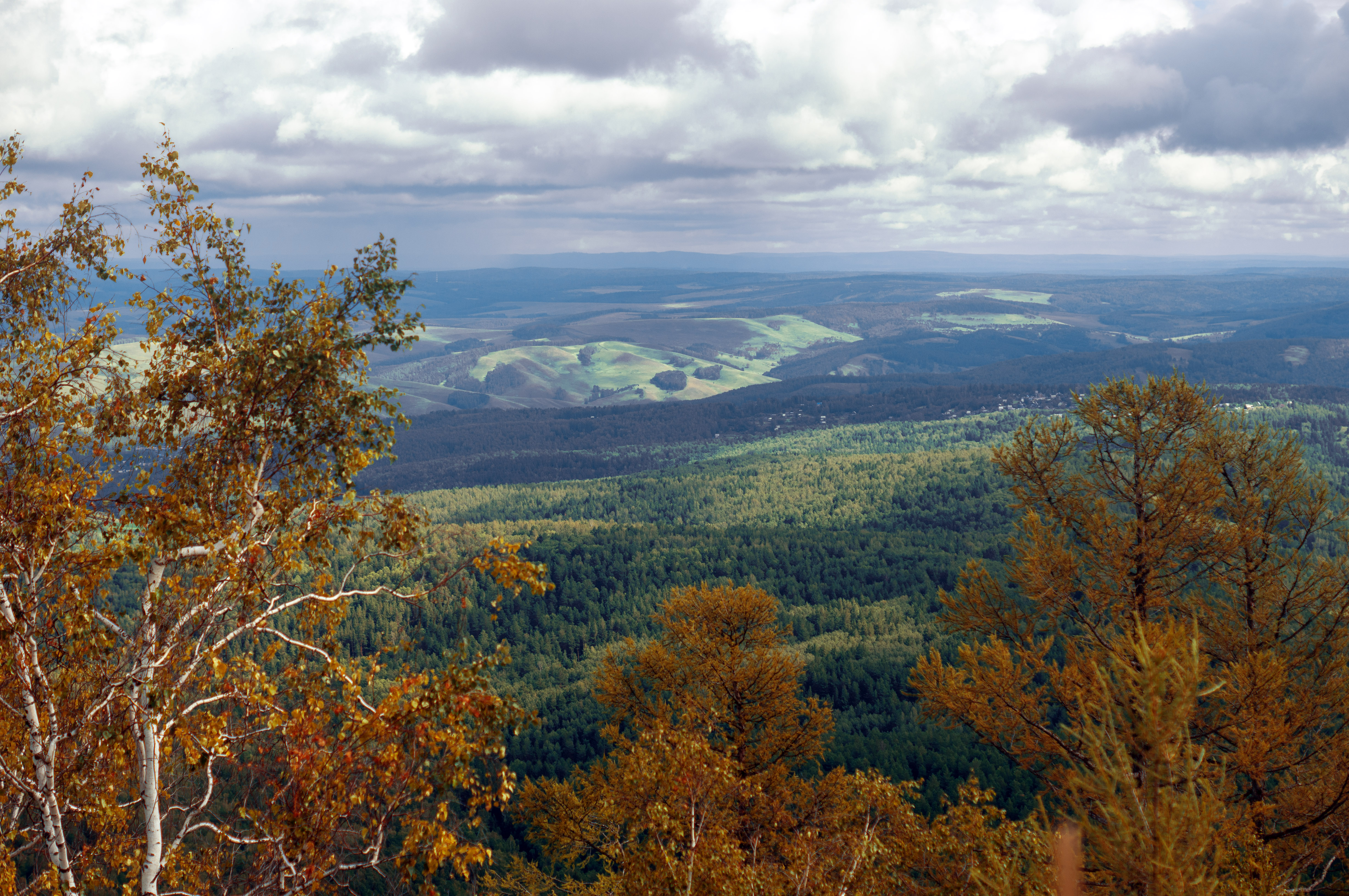 Бесплатное фото Панораный вид с гор осенью