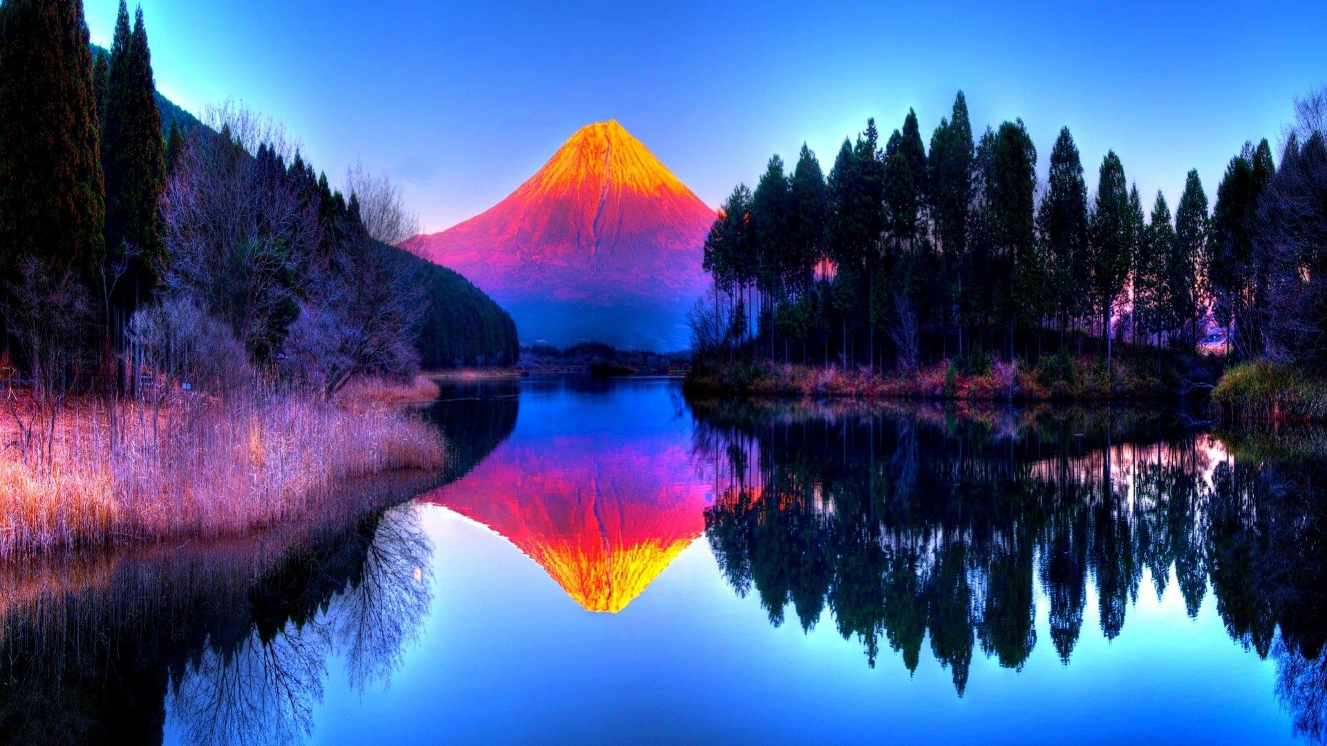 Free photo The volcano illuminated by the sun at sunset