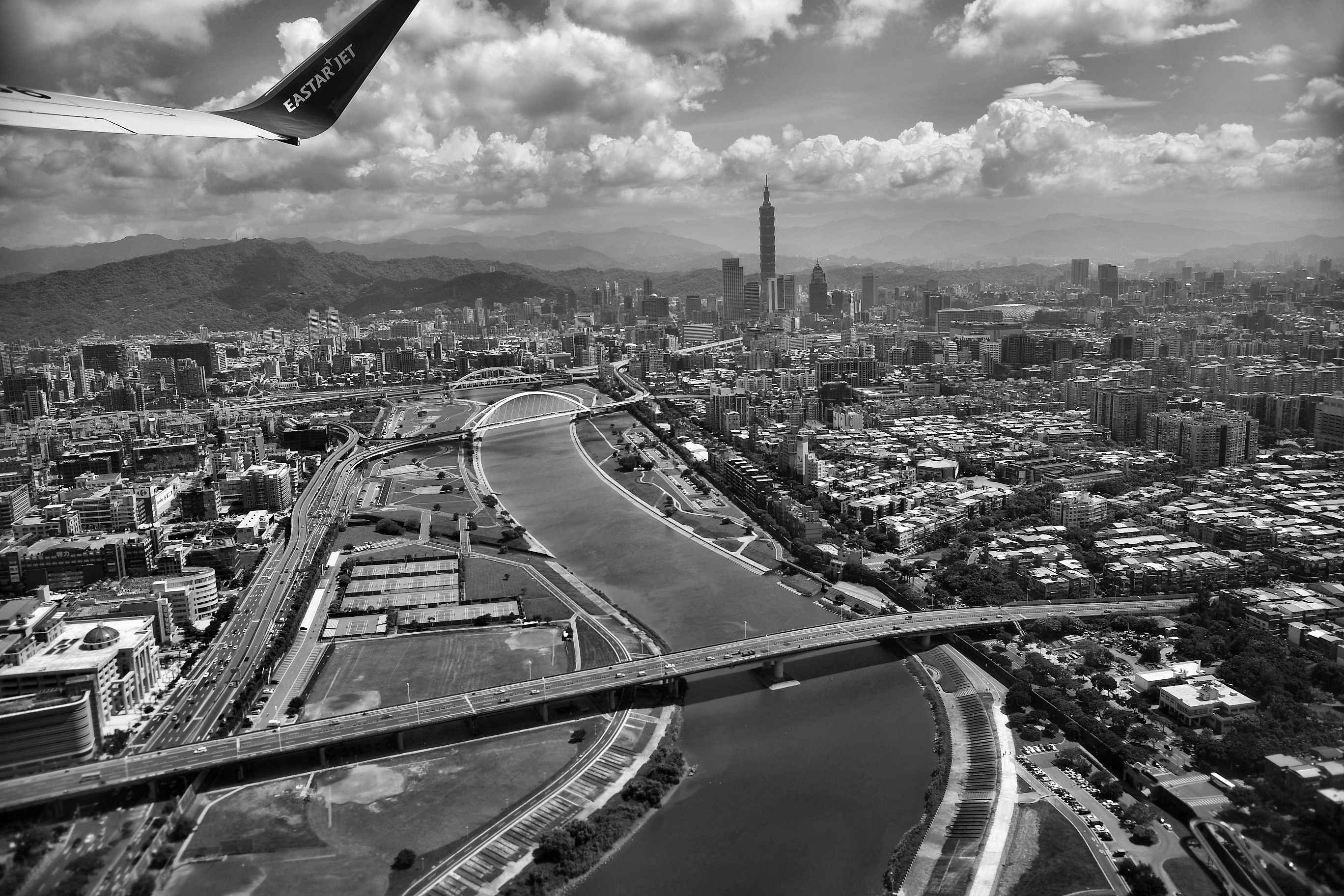 从飞机上看城市的单色照片