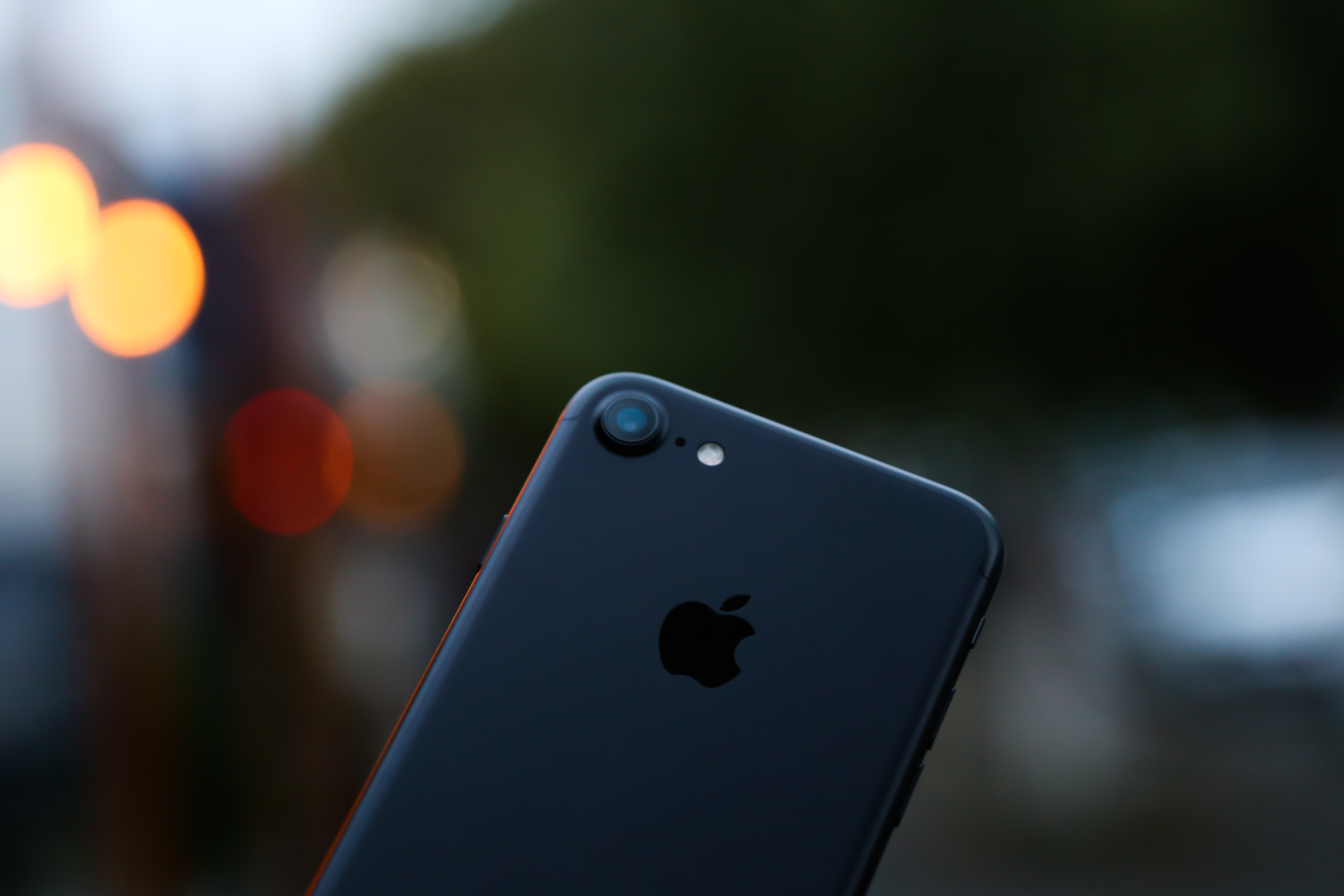 桌面上的壁纸智能手机 苹 轻