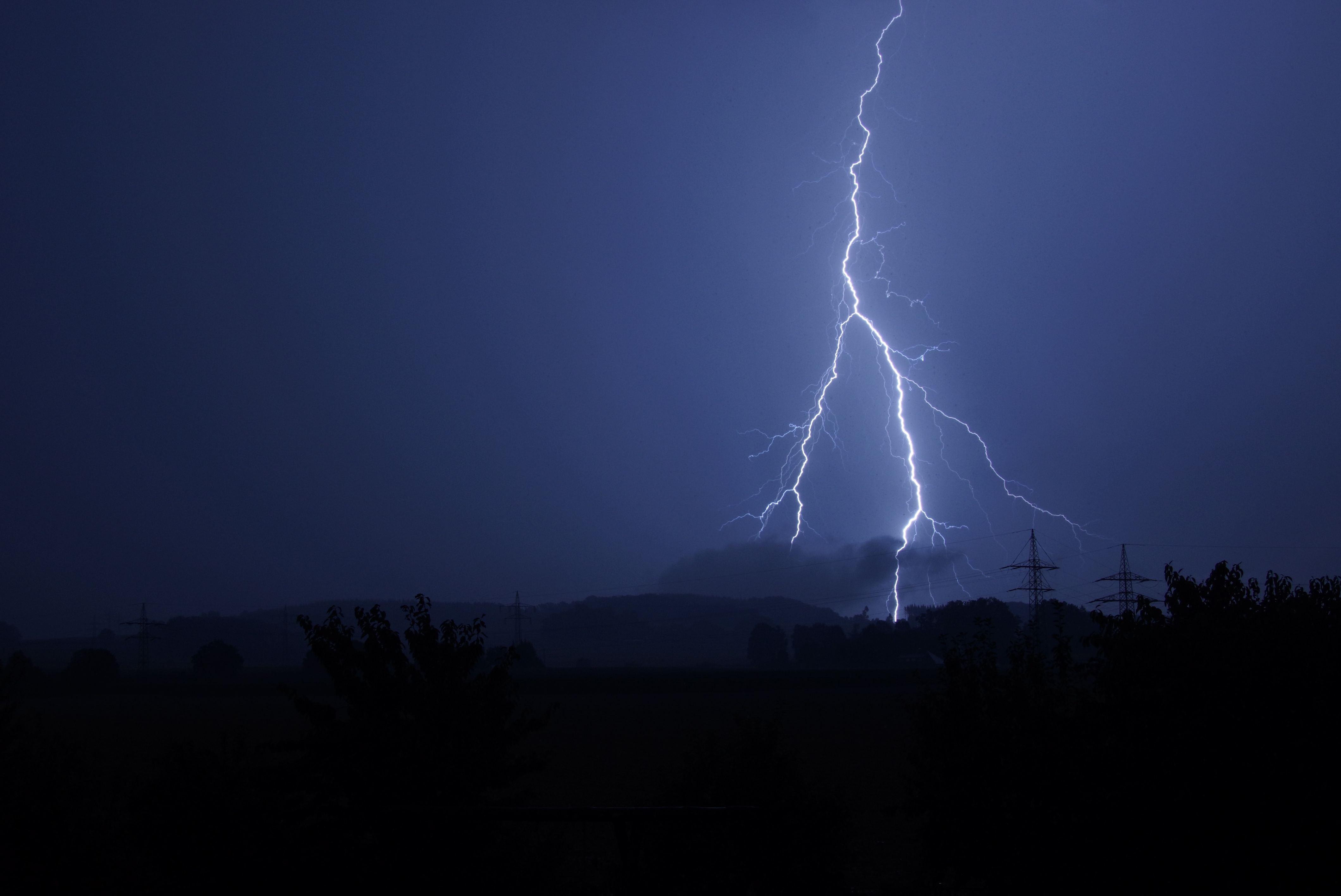 Free photo A nighttime flash of lightning in the dark blue sky