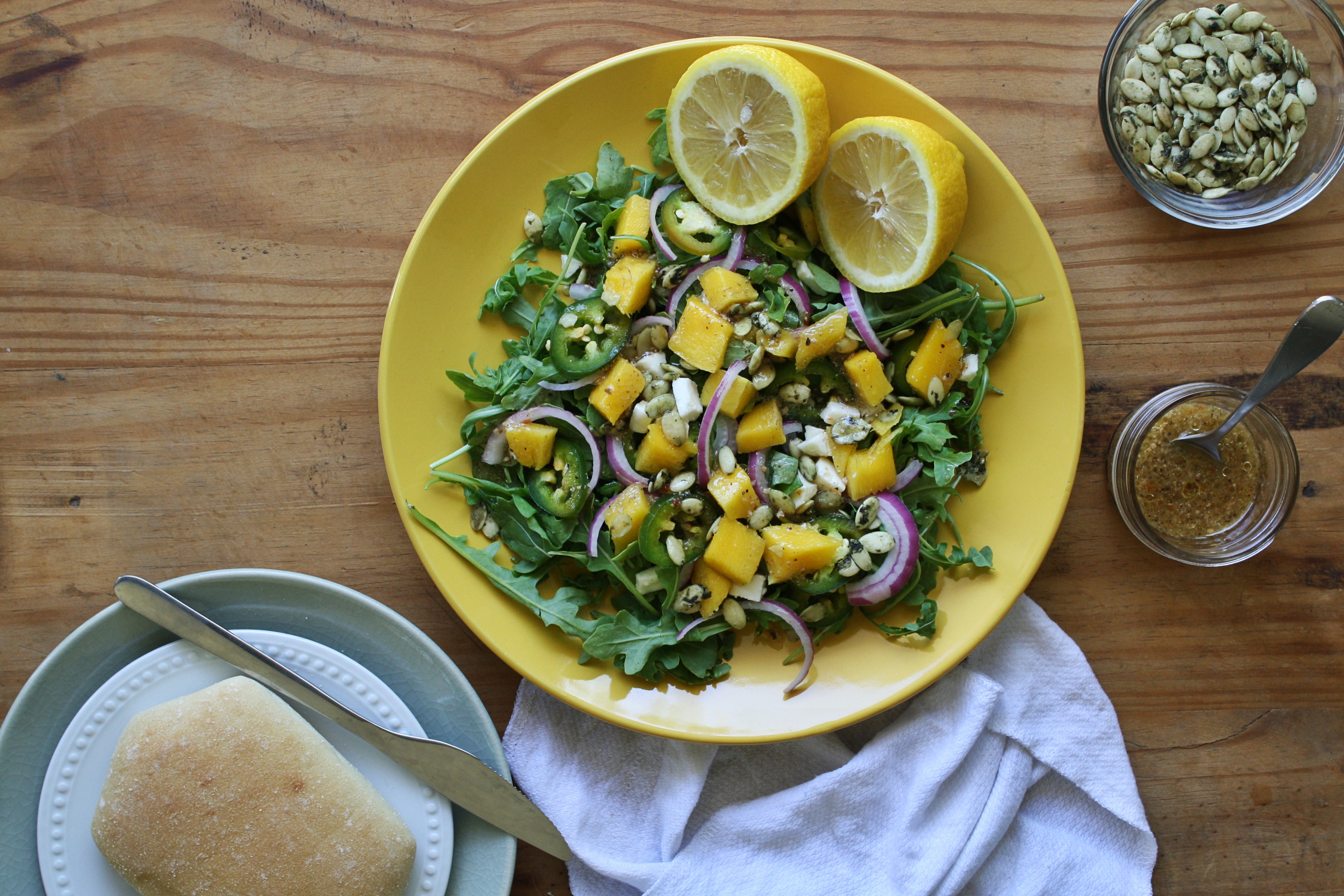 Free photo Salad with green leaves and cheese