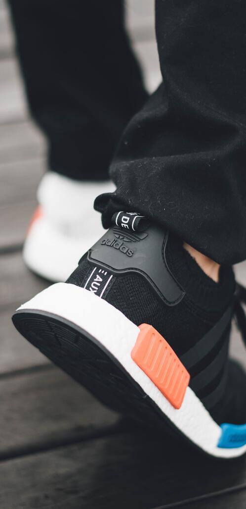 Бесплатное фото Черные кроссовки адидас с белой подошвой