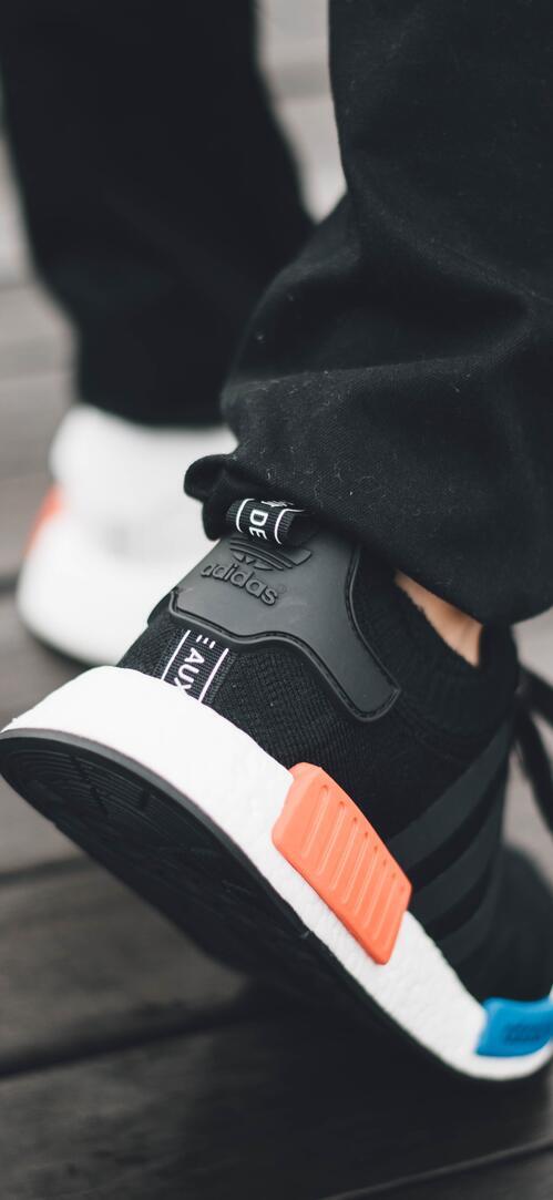 Бесплатное фото Черные кроссовки адидас с белой подошвой