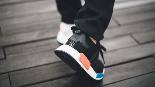 Бесплатное фото Черные кроссовки адидас с белой подошвой